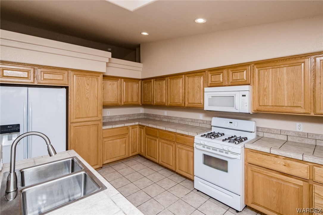 5753 Desert Lakes Drive