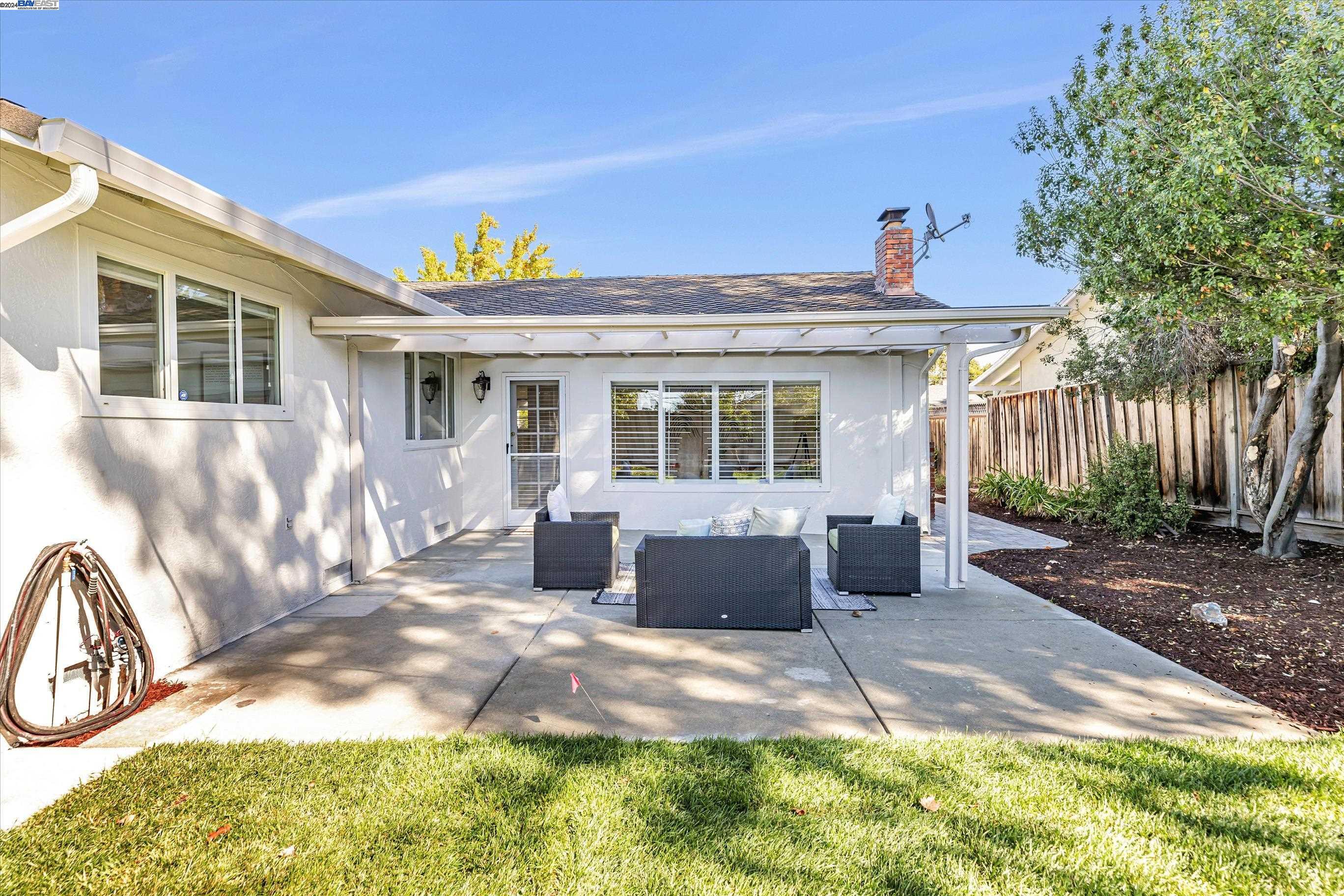 41335 Apricot Ln