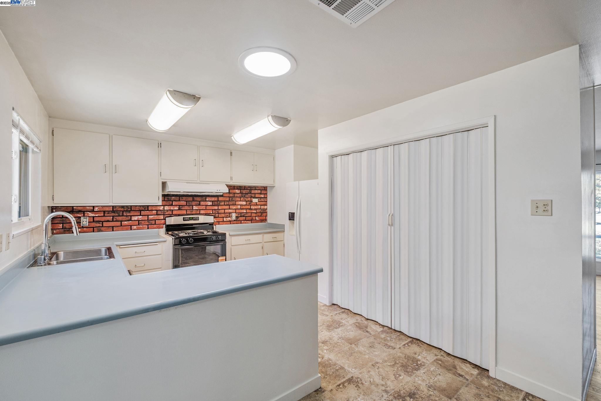26294 Dodge Ave