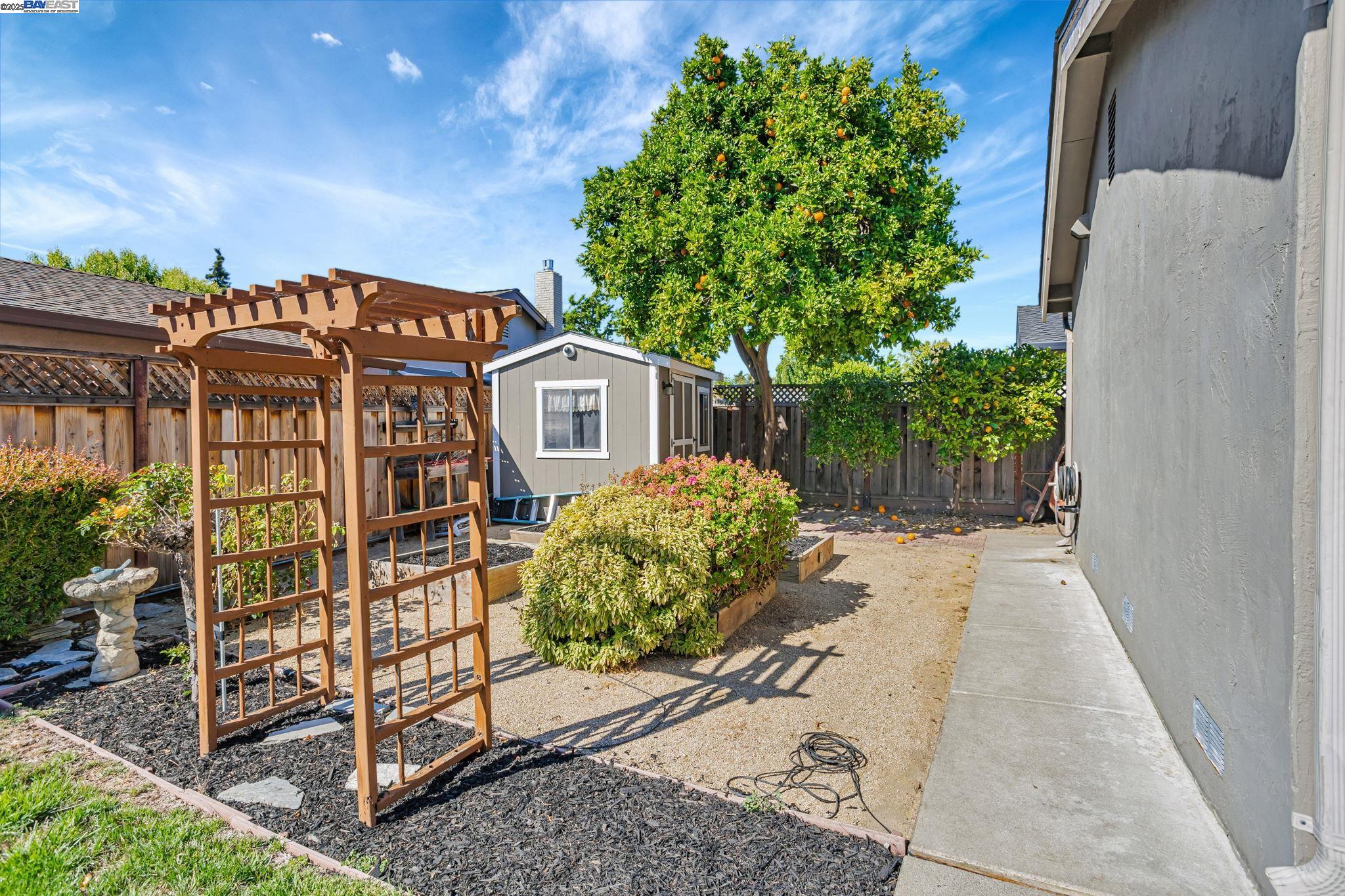 35280 Farnham Dr