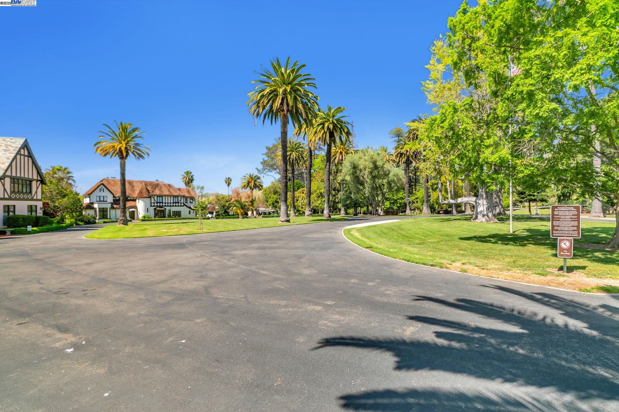 43148 Calle Sagrada