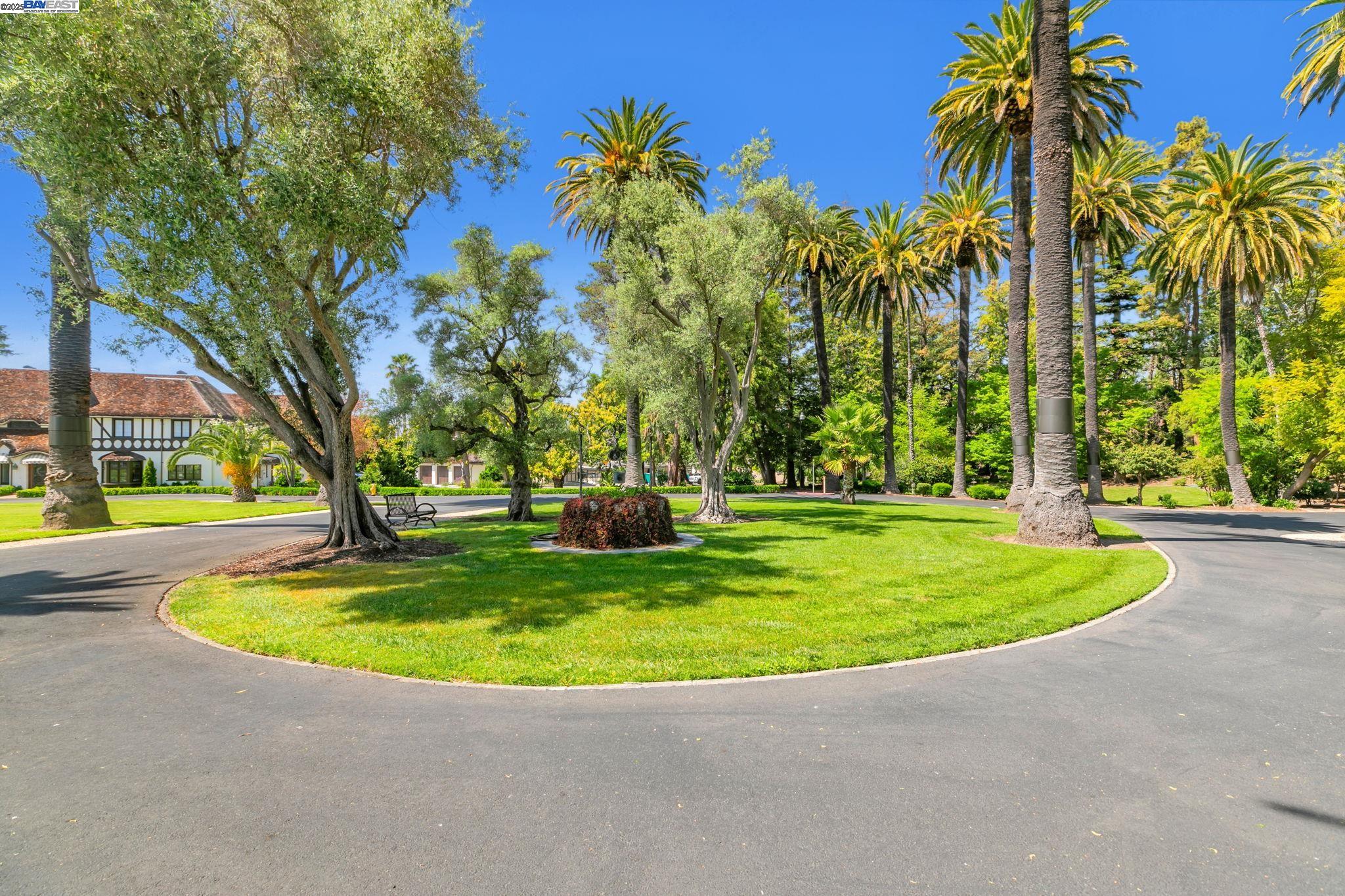 43148 Calle Sagrada