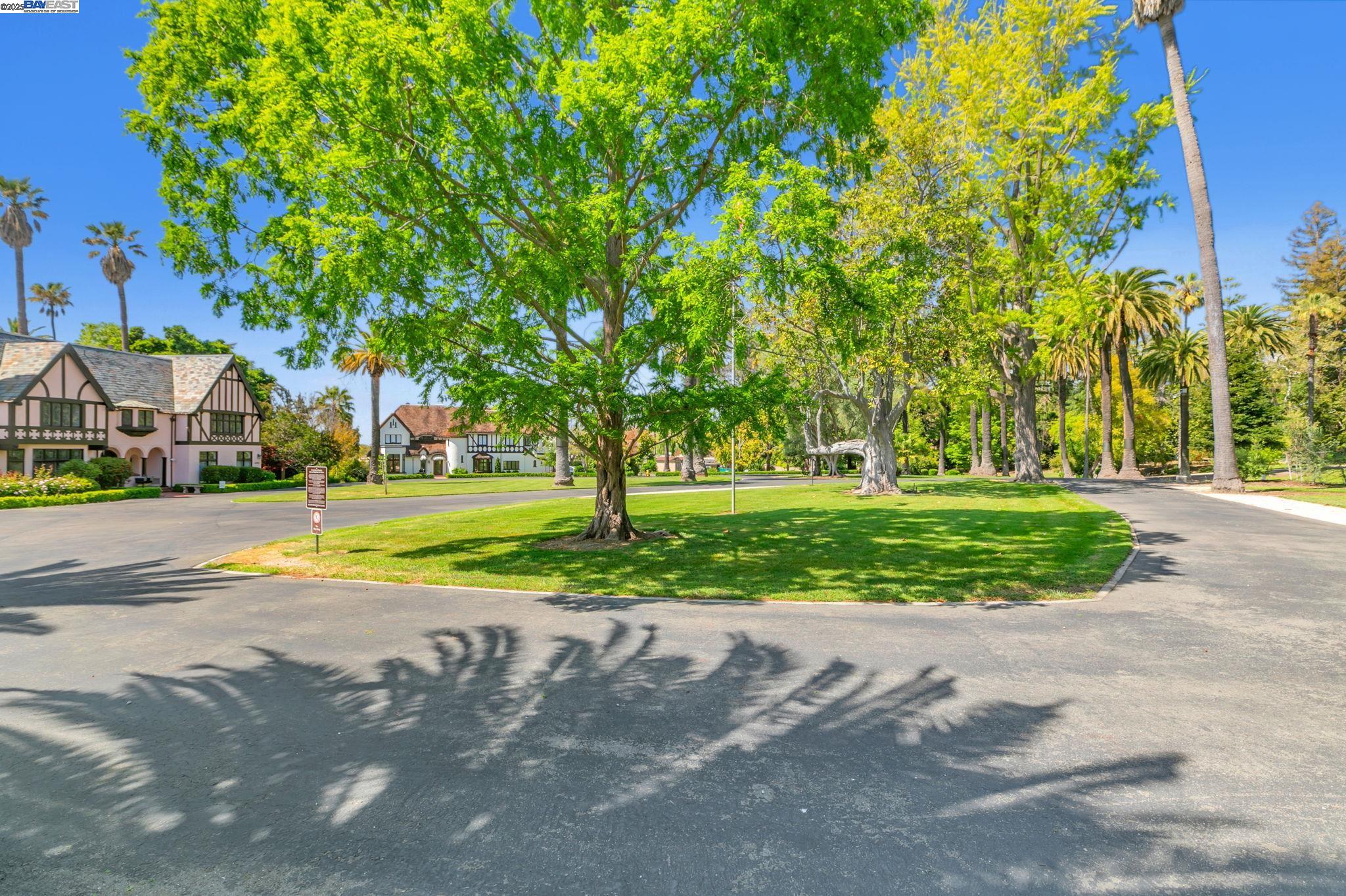 43148 Calle Sagrada