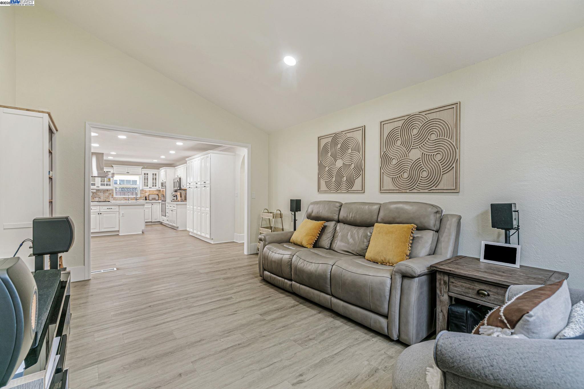 4714 Serra Ave