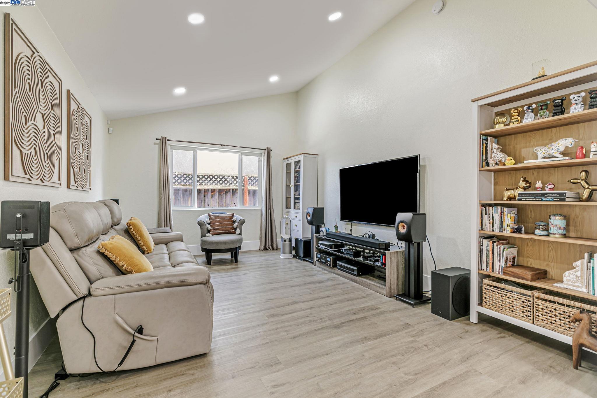 4714 Serra Ave