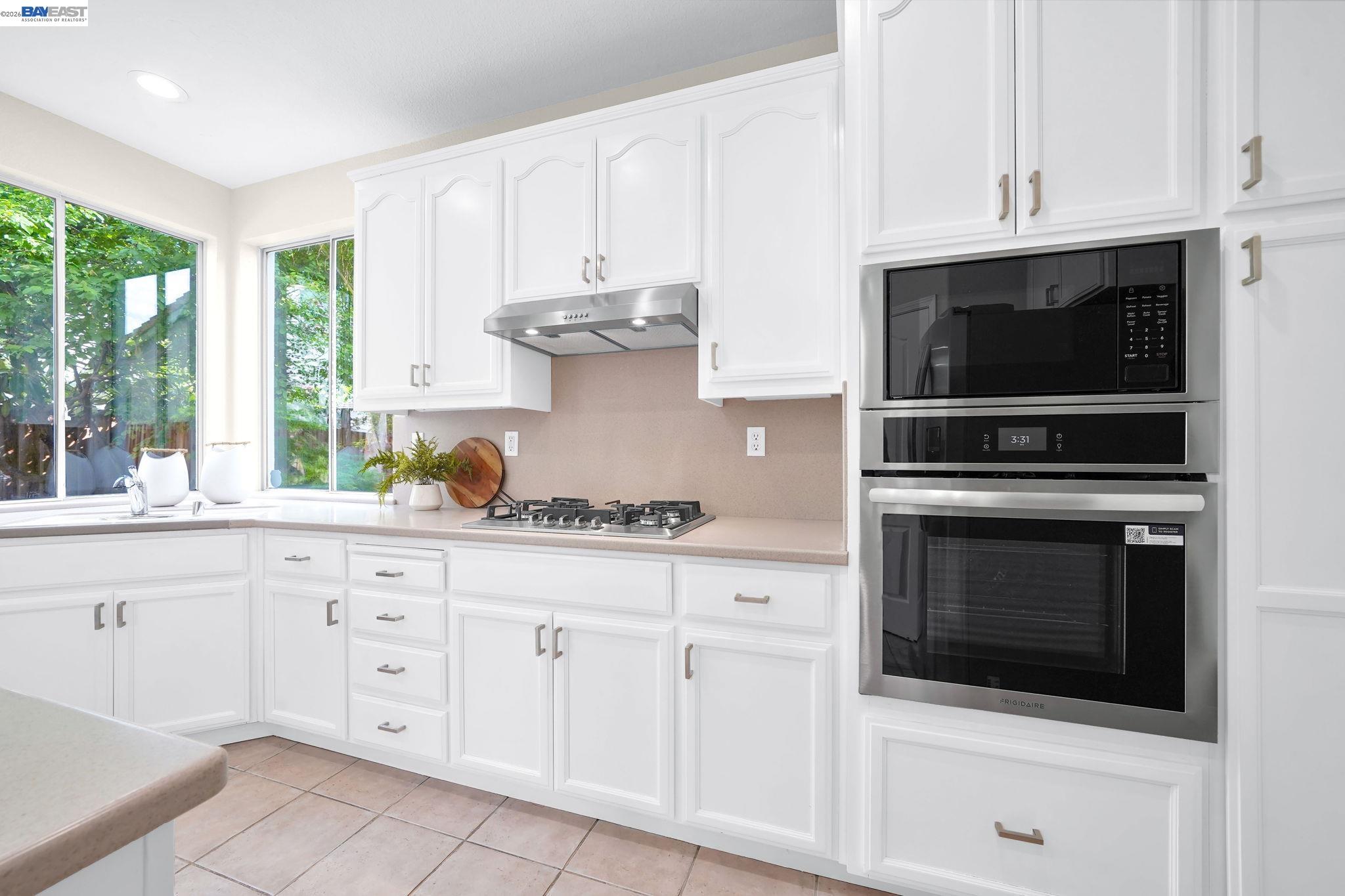 37489 Summer Holly Cmn