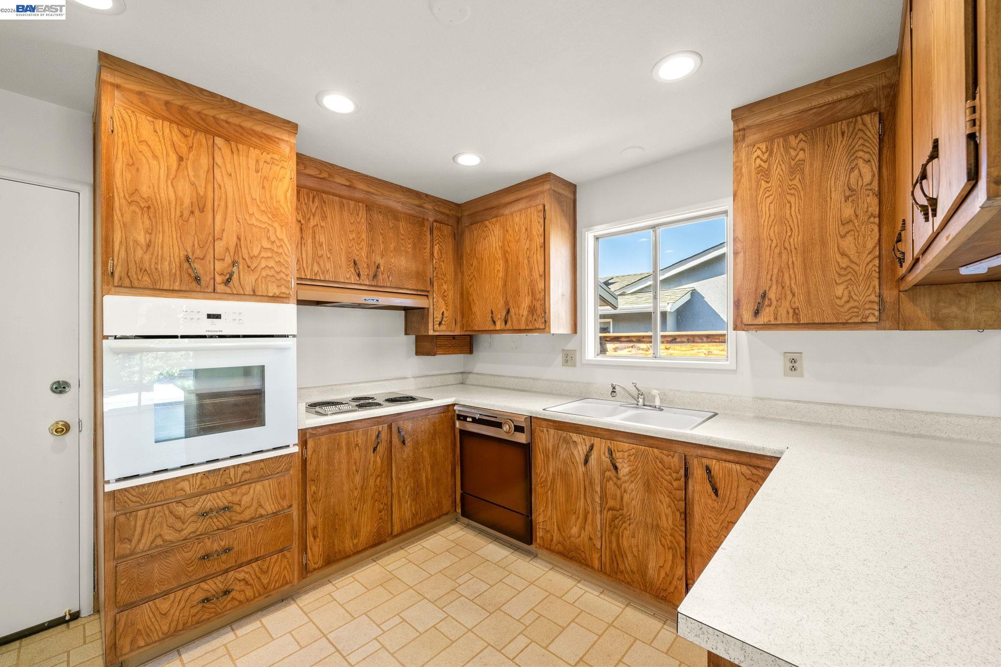 5086 Brett Ct