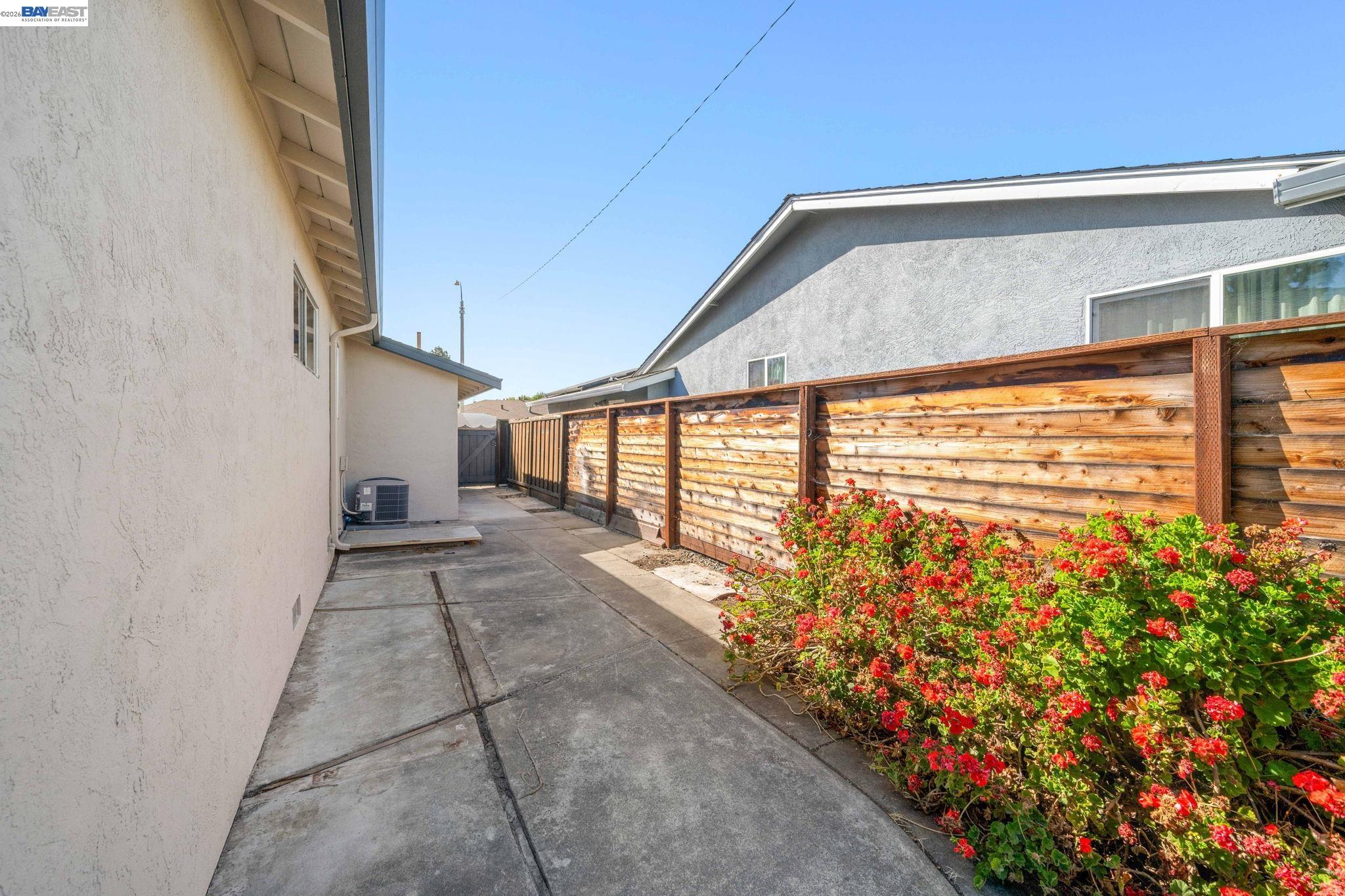 5086 Brett Ct