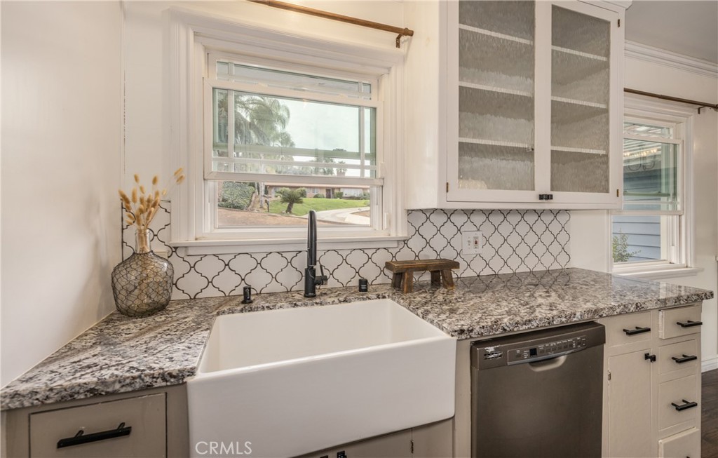 1427 Elizabeth Crest