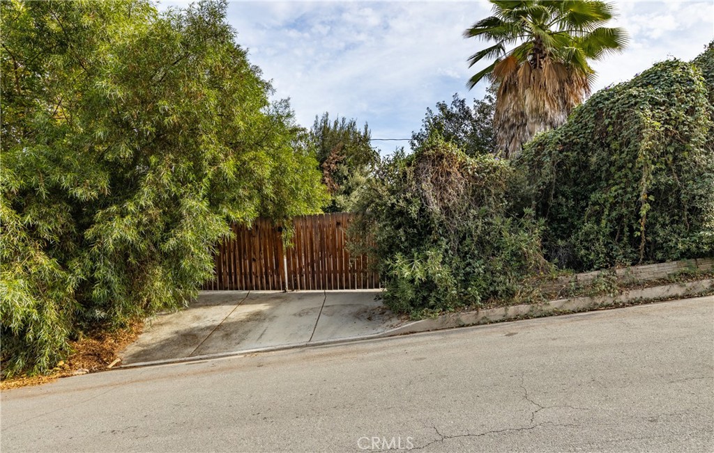 1427 Elizabeth Crest