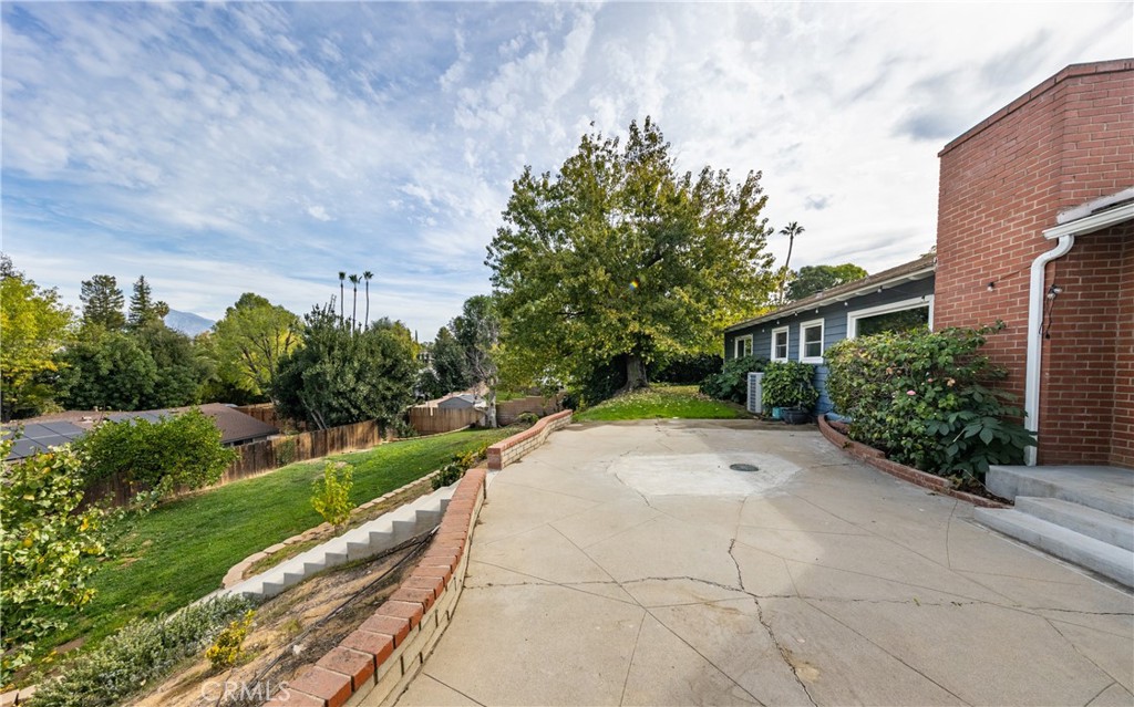 1427 Elizabeth Crest