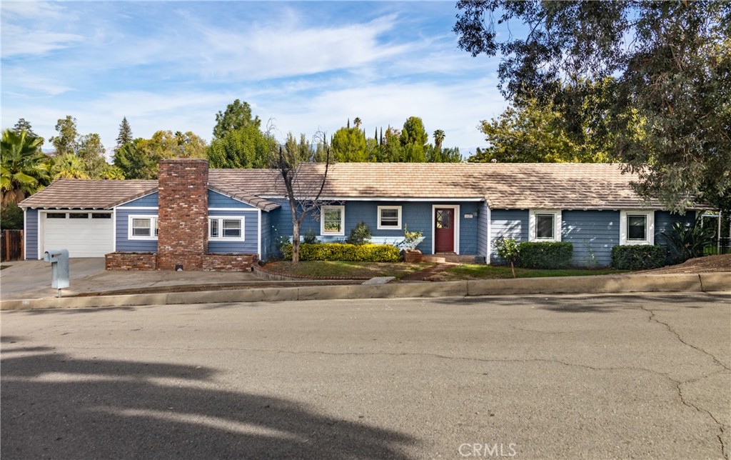 1427 Elizabeth Crest