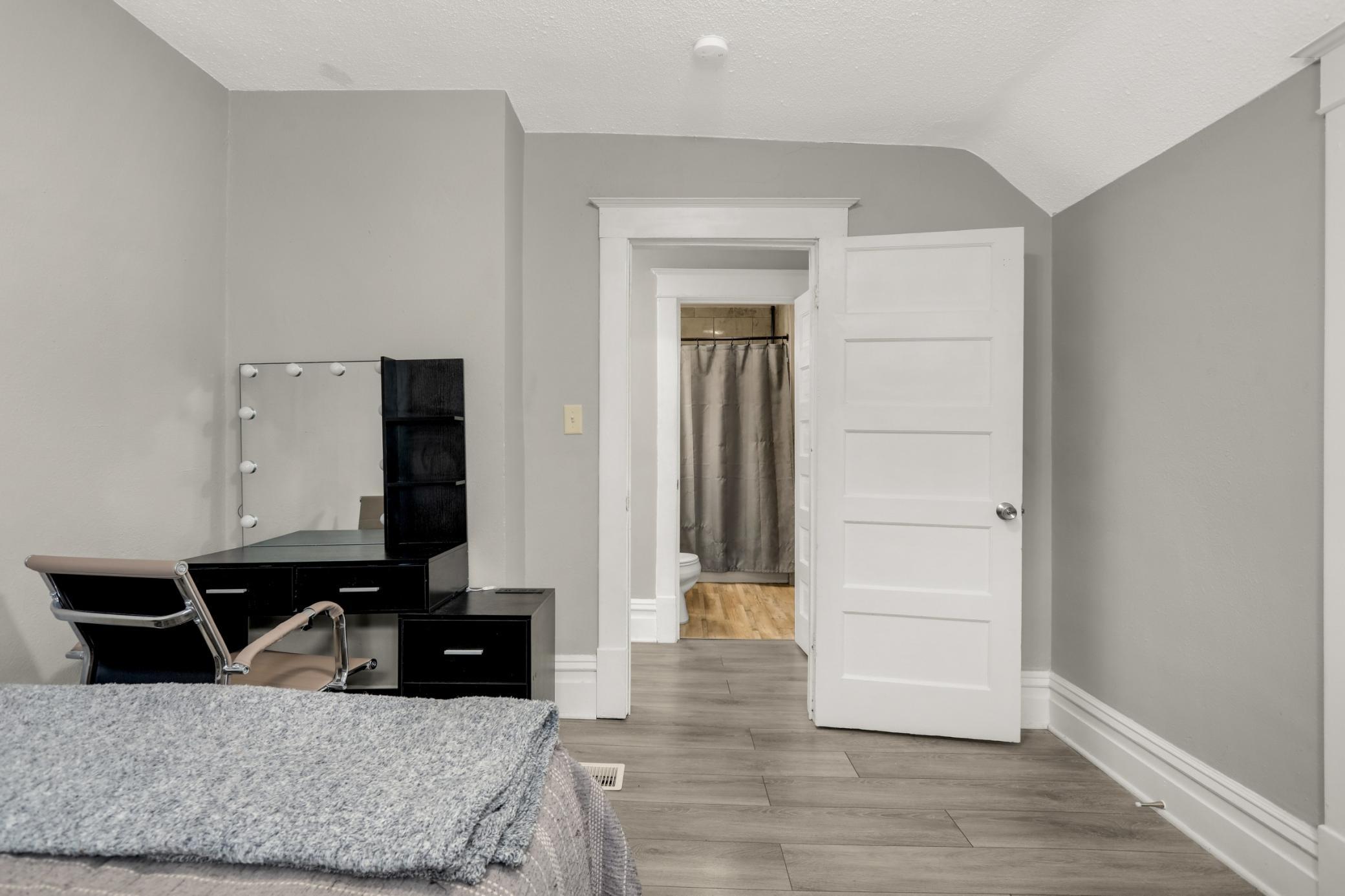 1329 Newton Avenue N