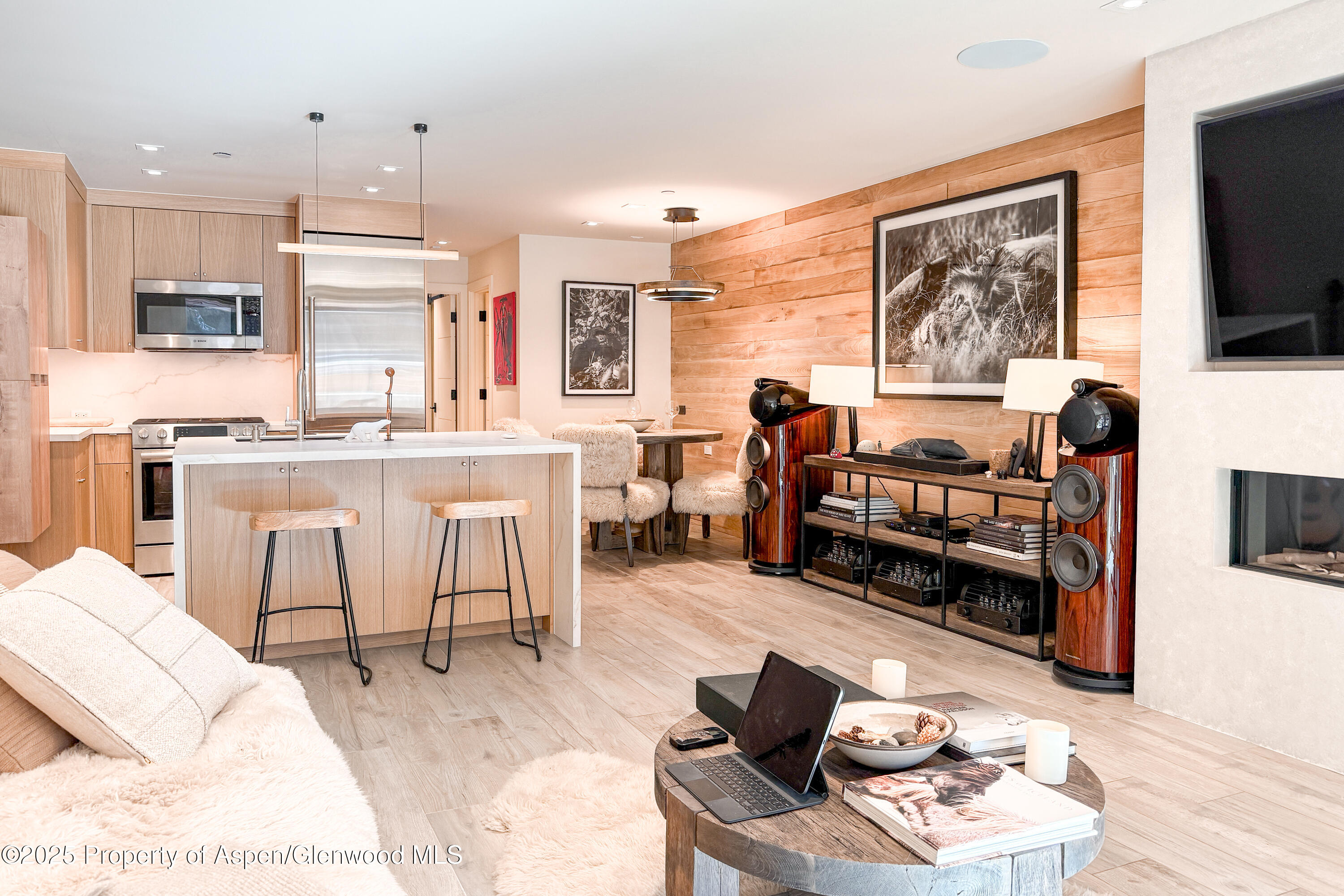 100 E Cooper Avenue, 4