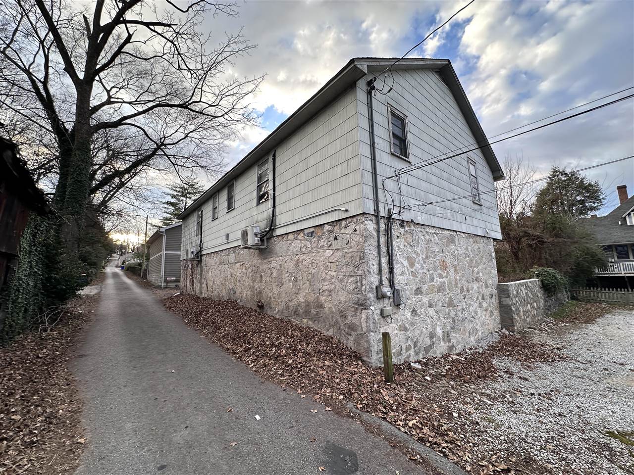 1322 College Street