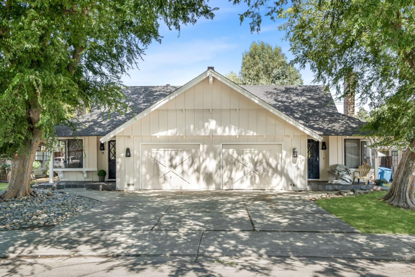 18381 Carriage DR
