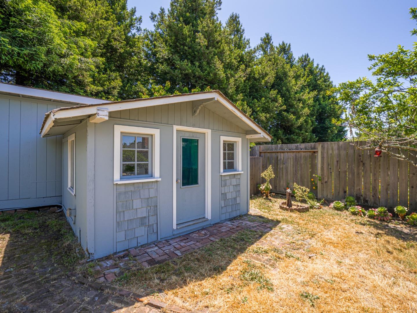 1858 Sommerfeld Avenue