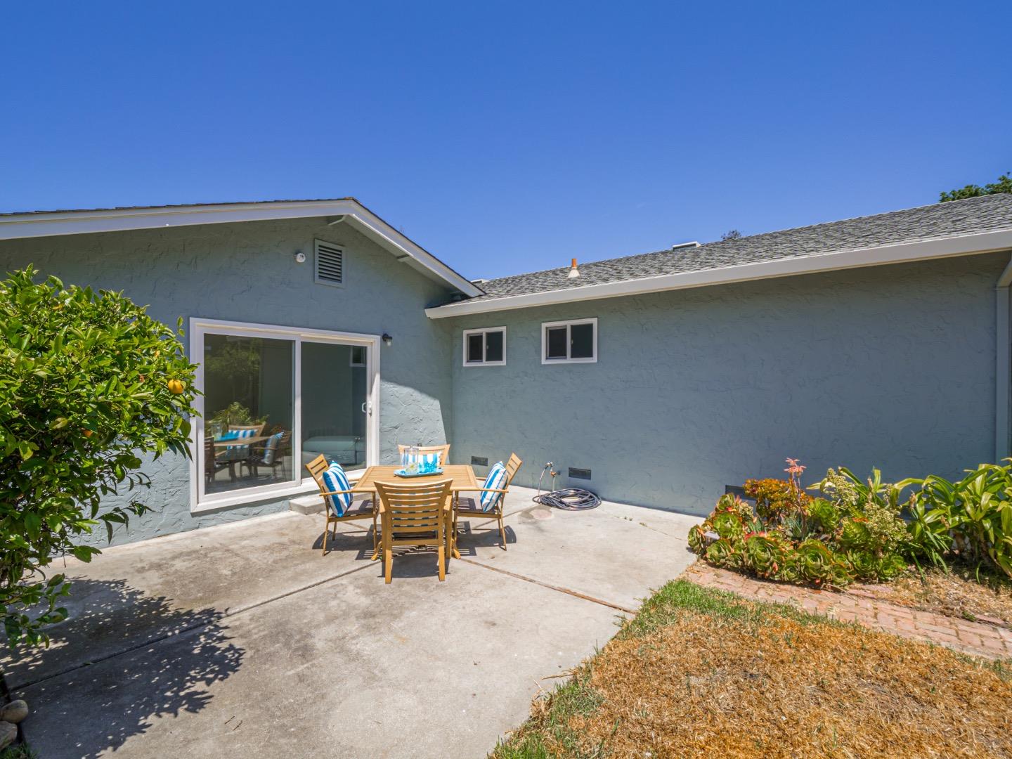 1858 Sommerfeld Avenue