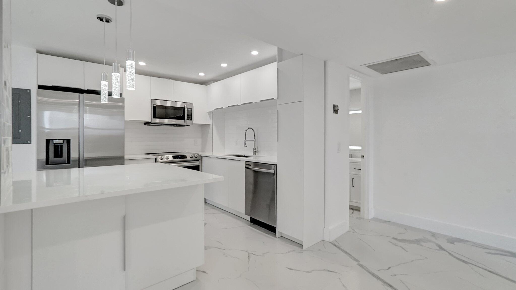 1985 S Ocean Drive 11e