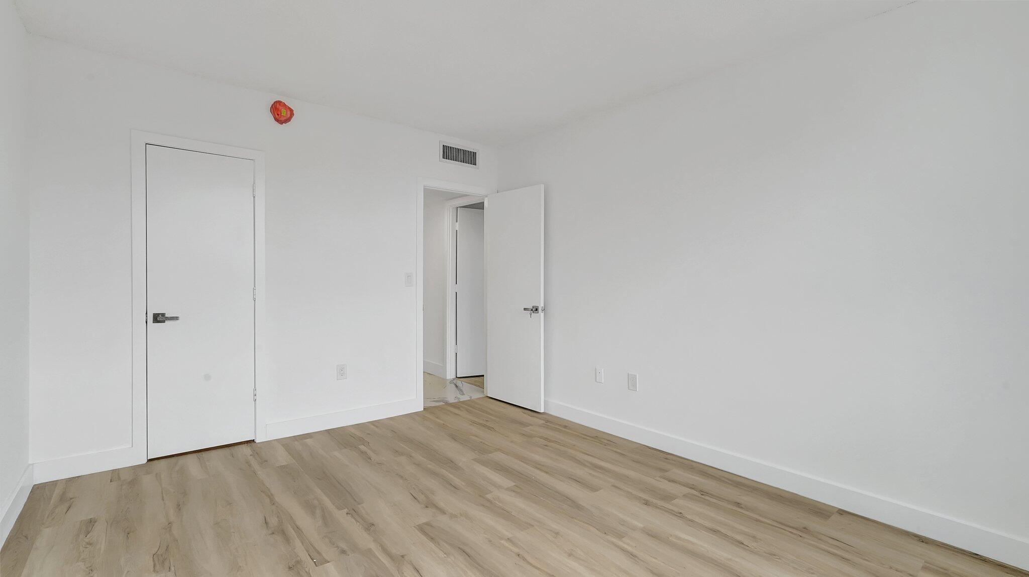 1985 S Ocean Drive 11e