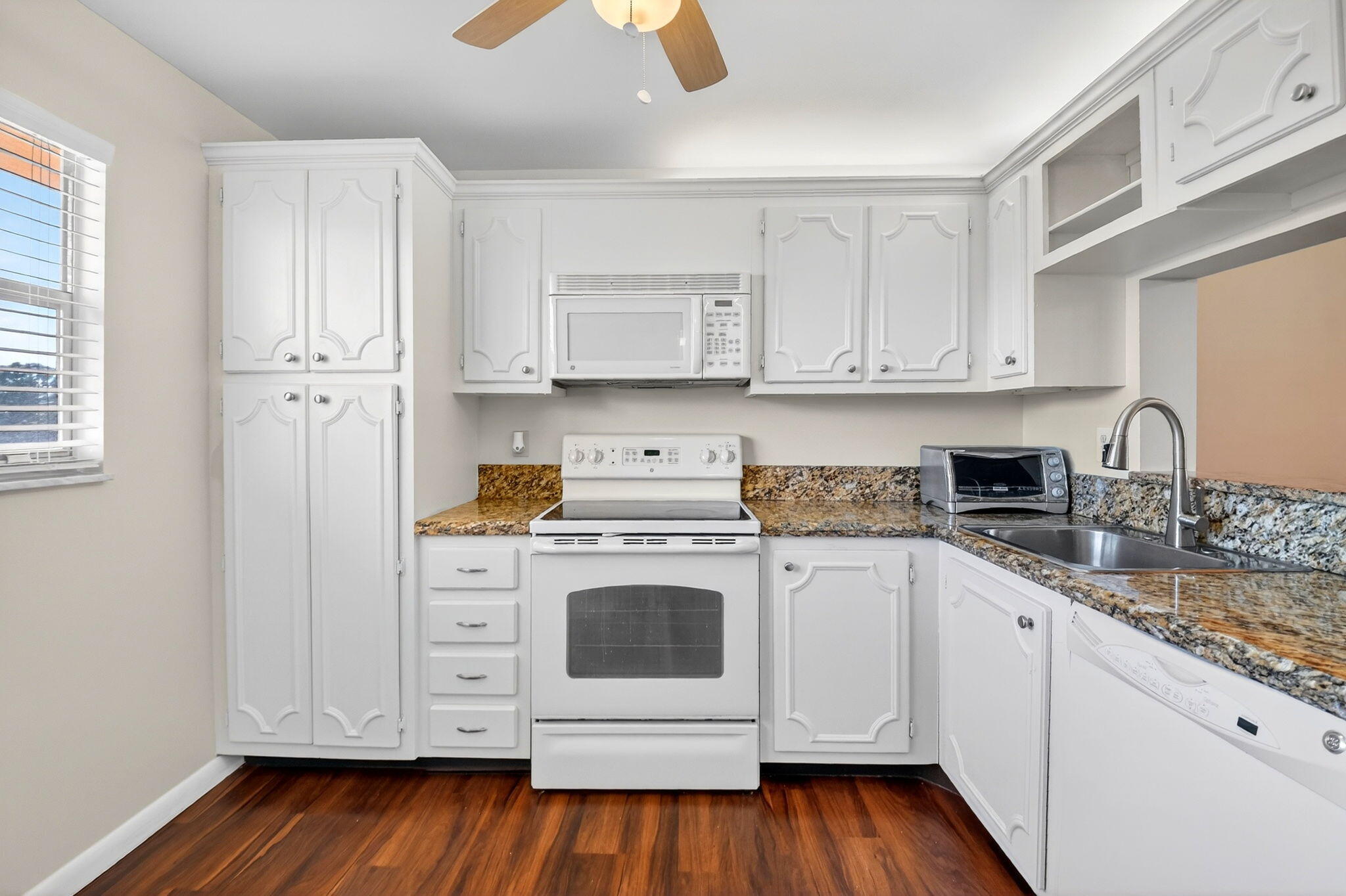 3661 Via Poinciana 410