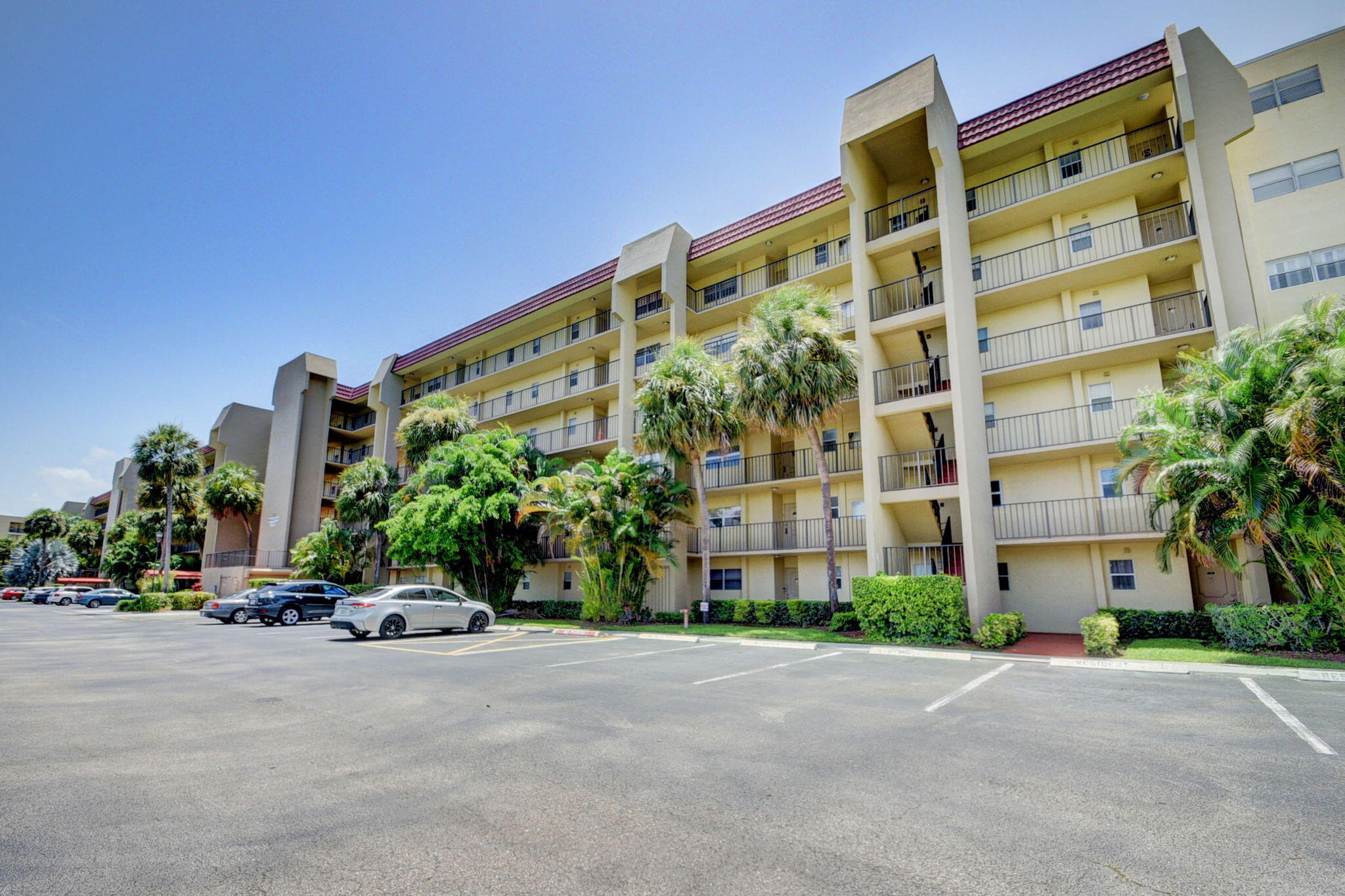 3661 Via Poinciana 410