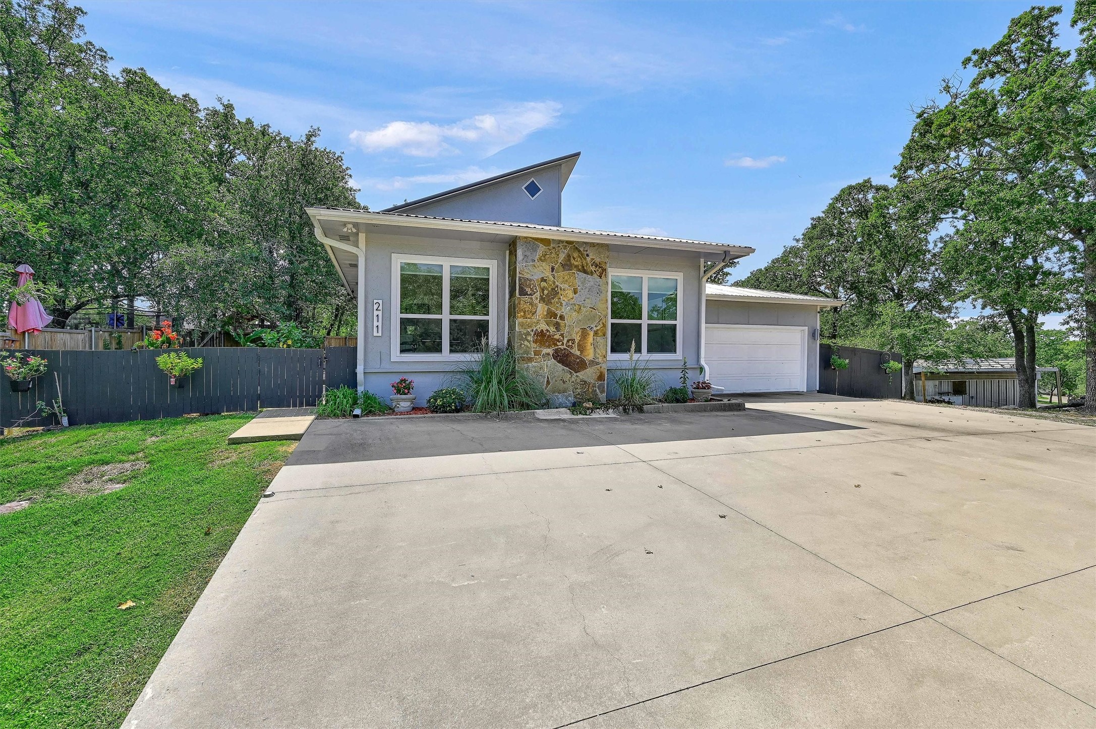 211 Kiowa Drive E
