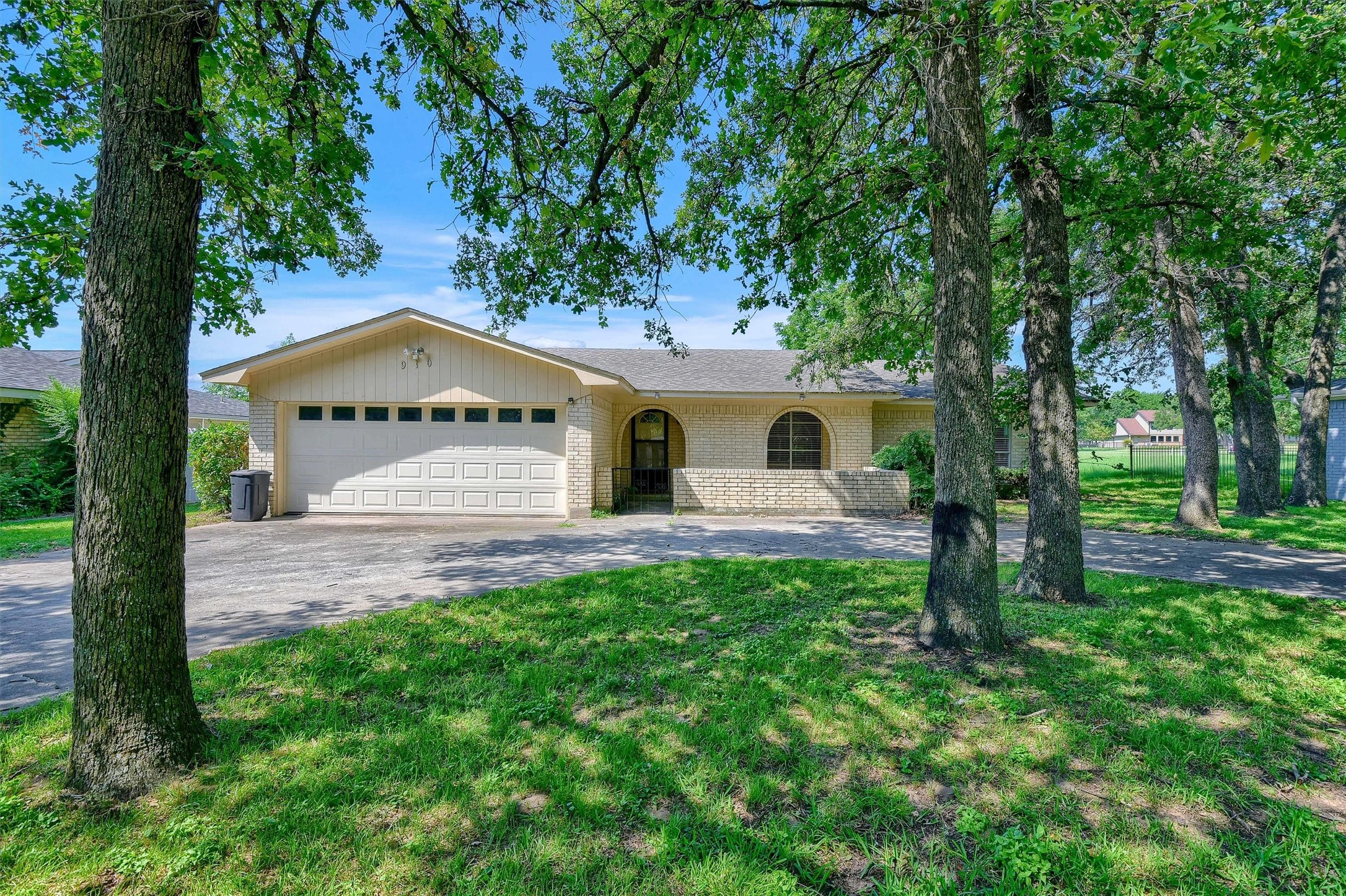 910 Kiowa Drive W