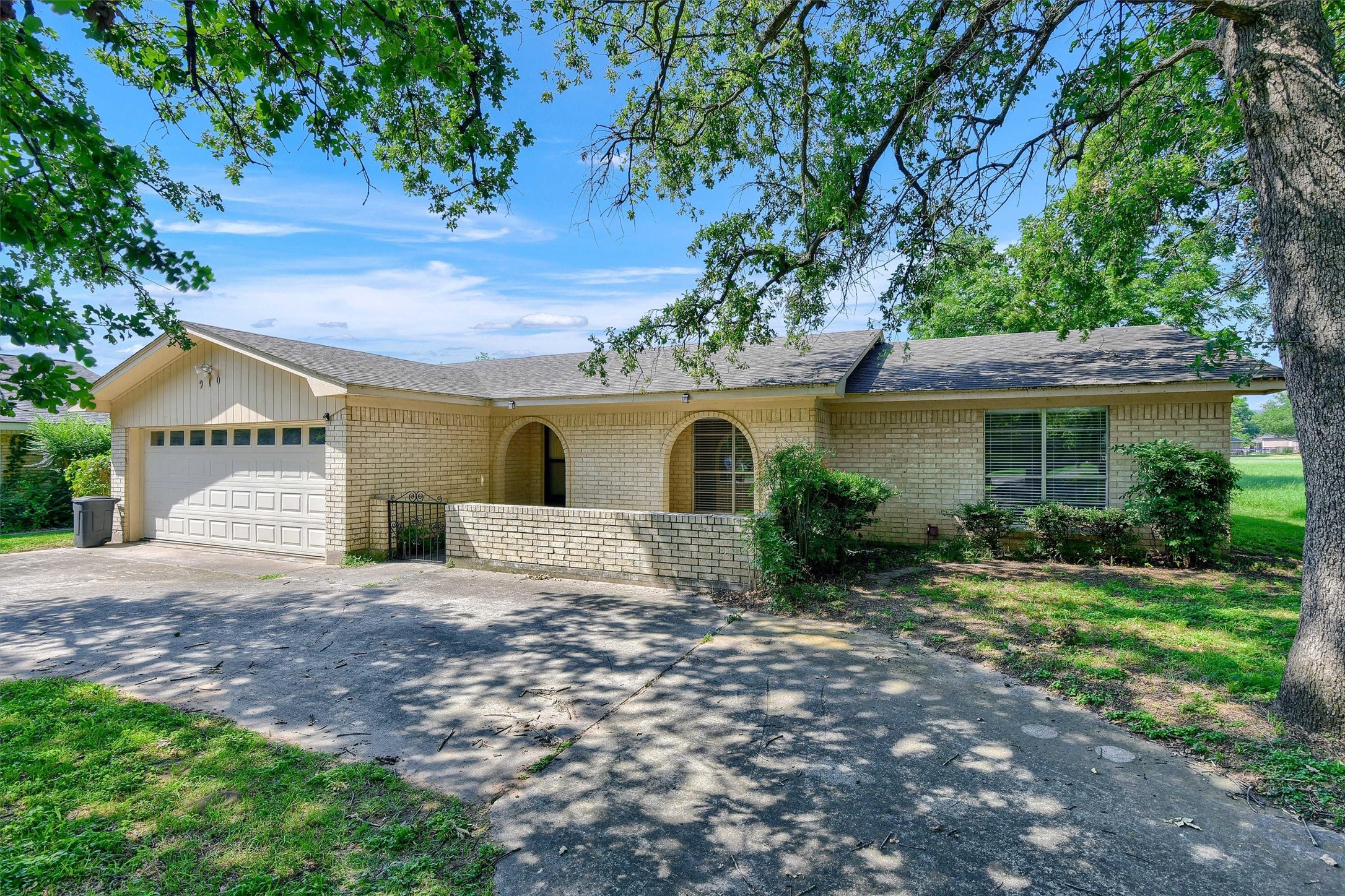 910 Kiowa Drive W