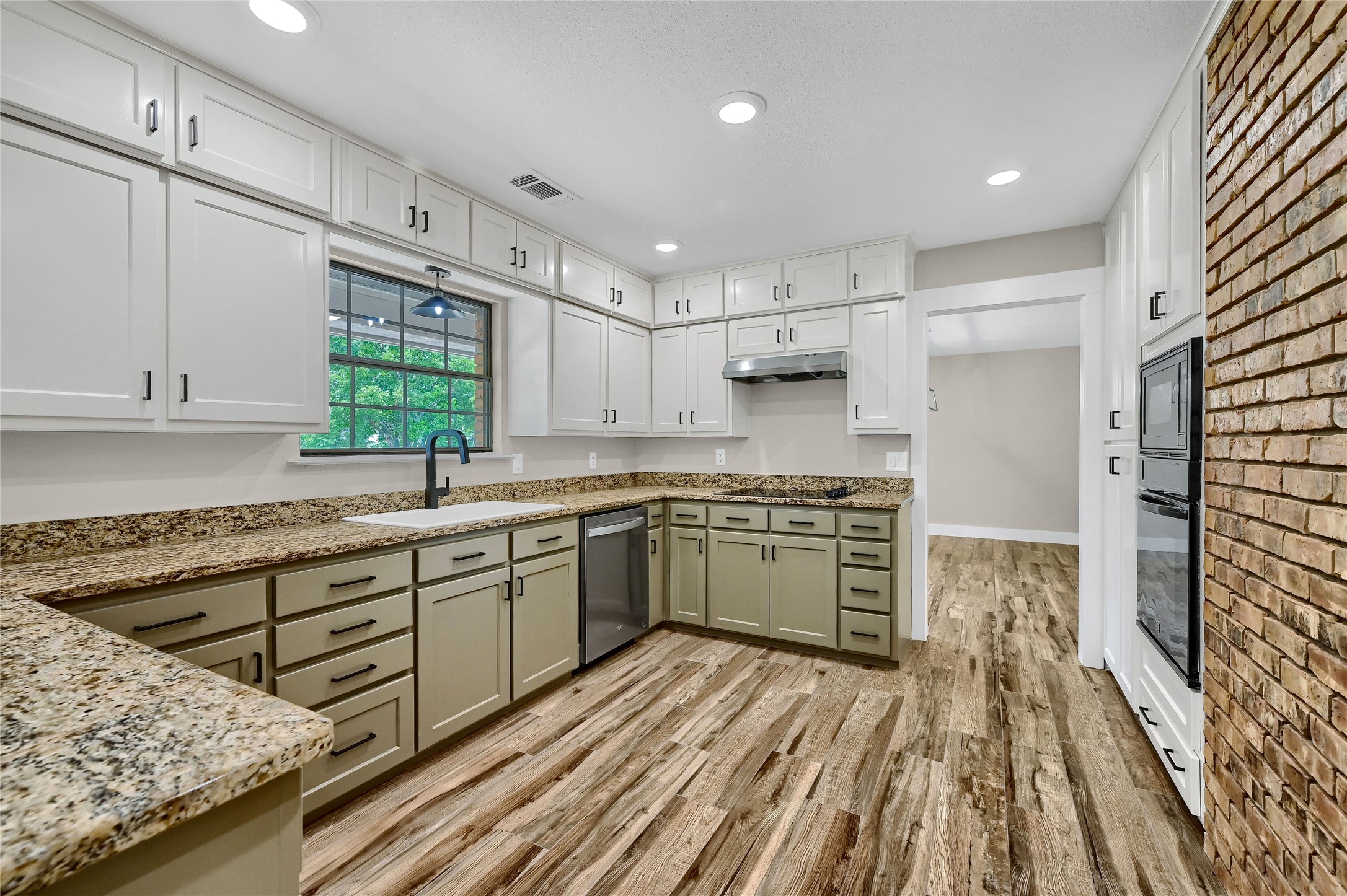 1101 Brooks Lane