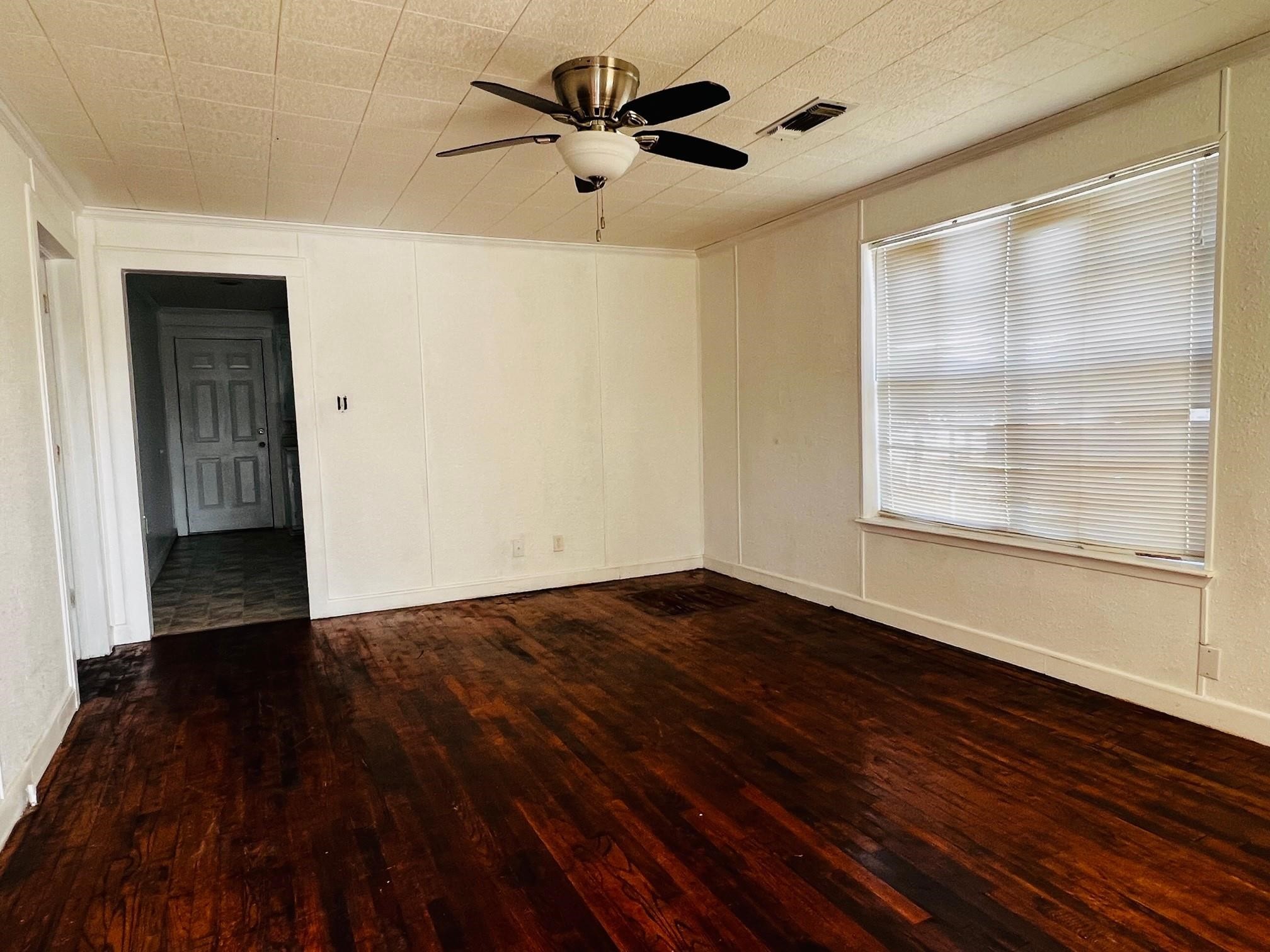 204 W Pecan Street