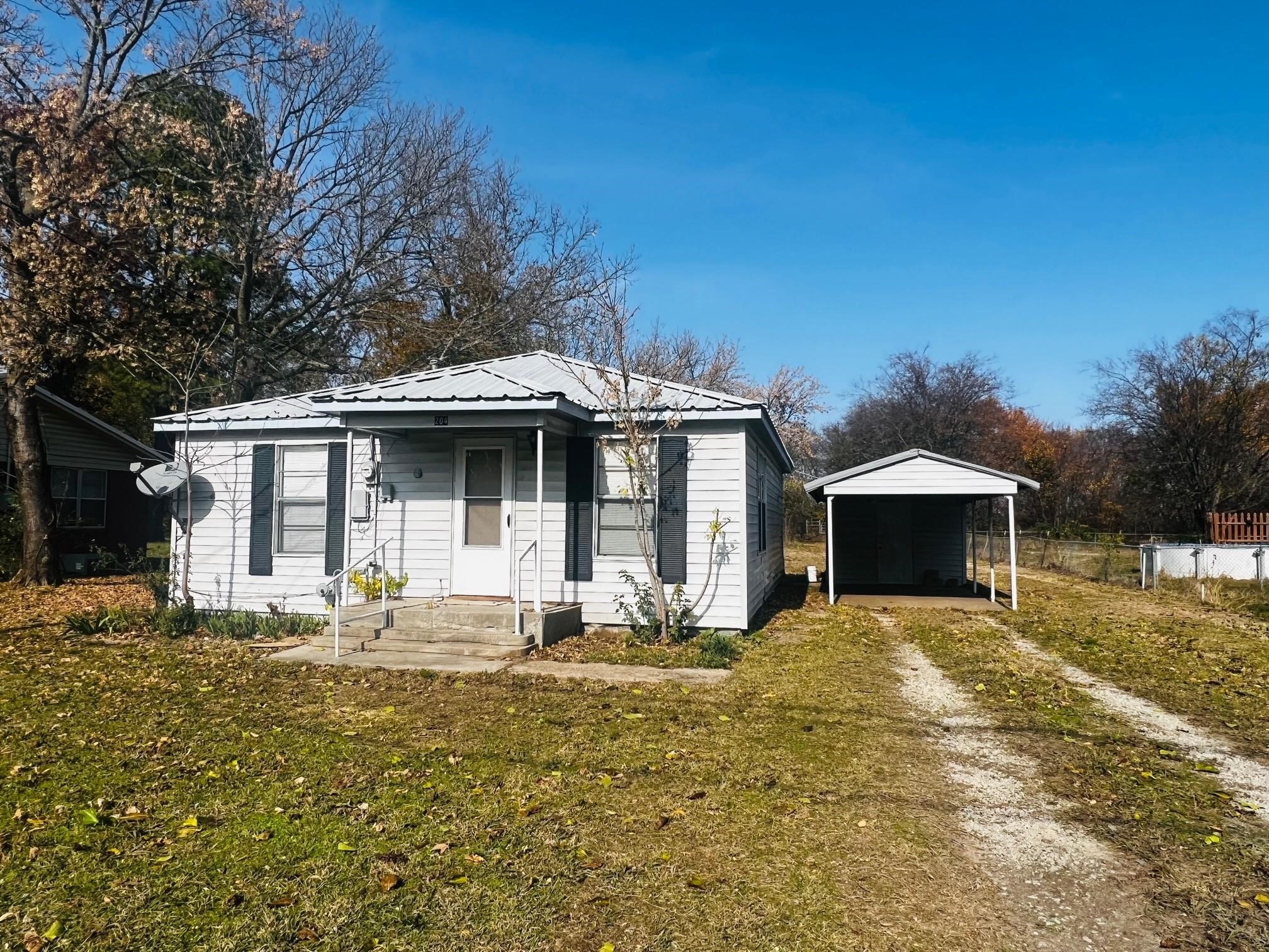 204 W Pecan Street