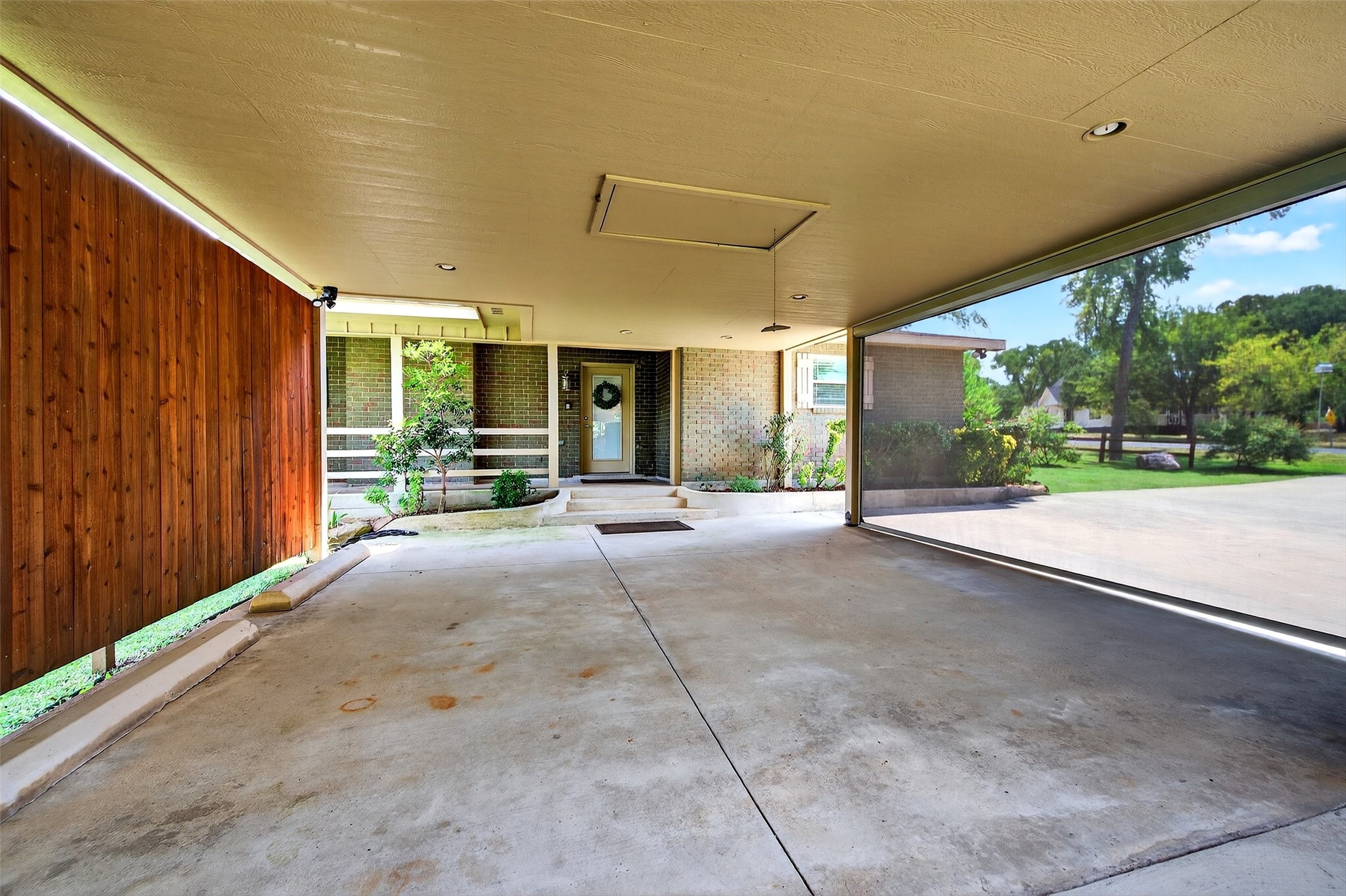 100 Kiowa Drive S