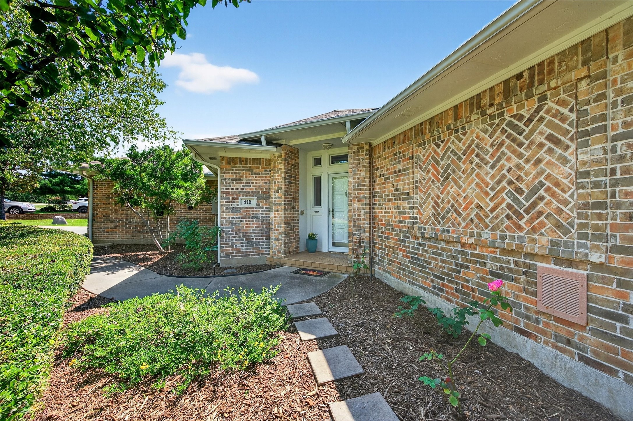 115 Kiowa Drive E