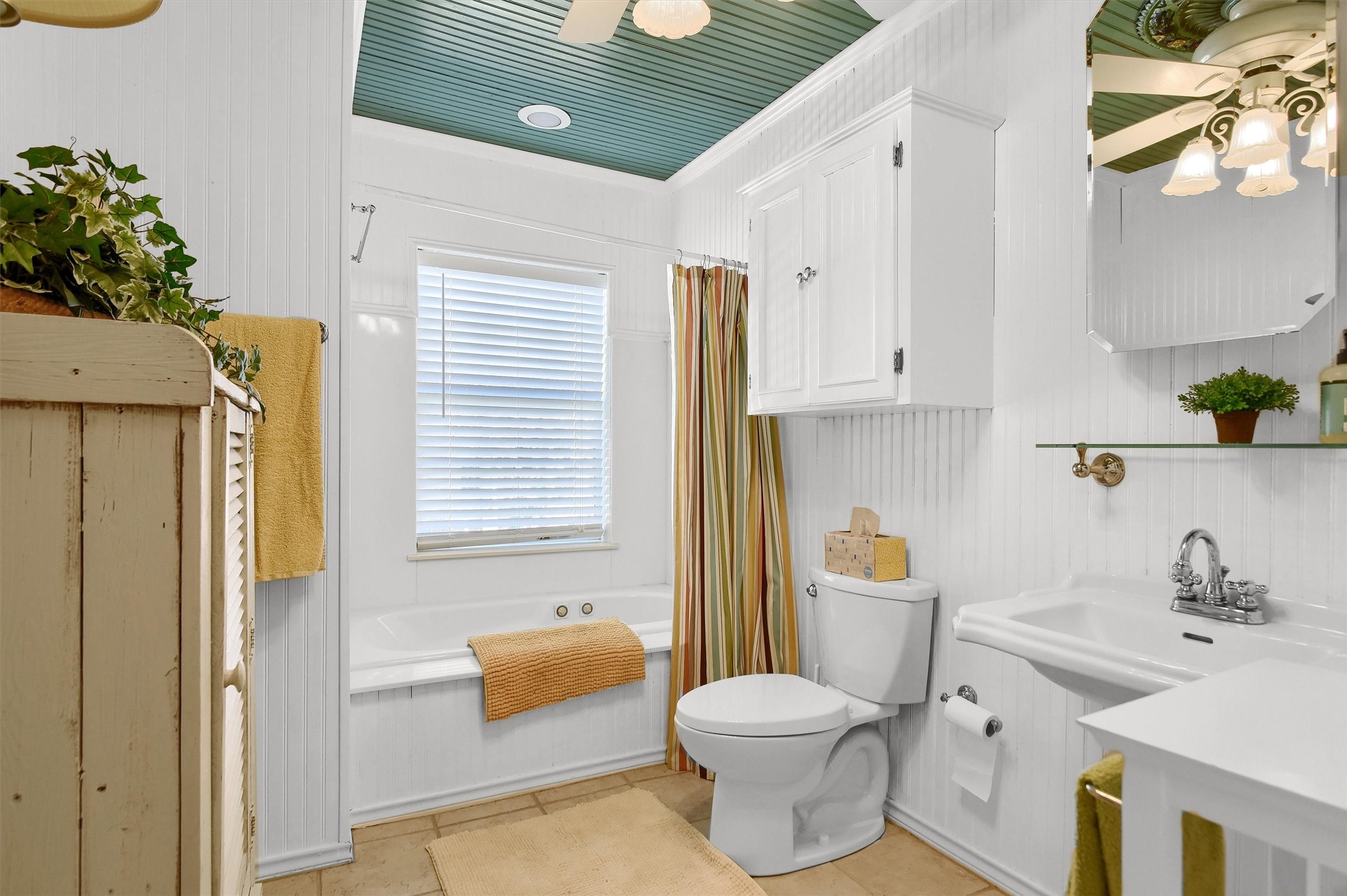 203 W Kiowa Drive