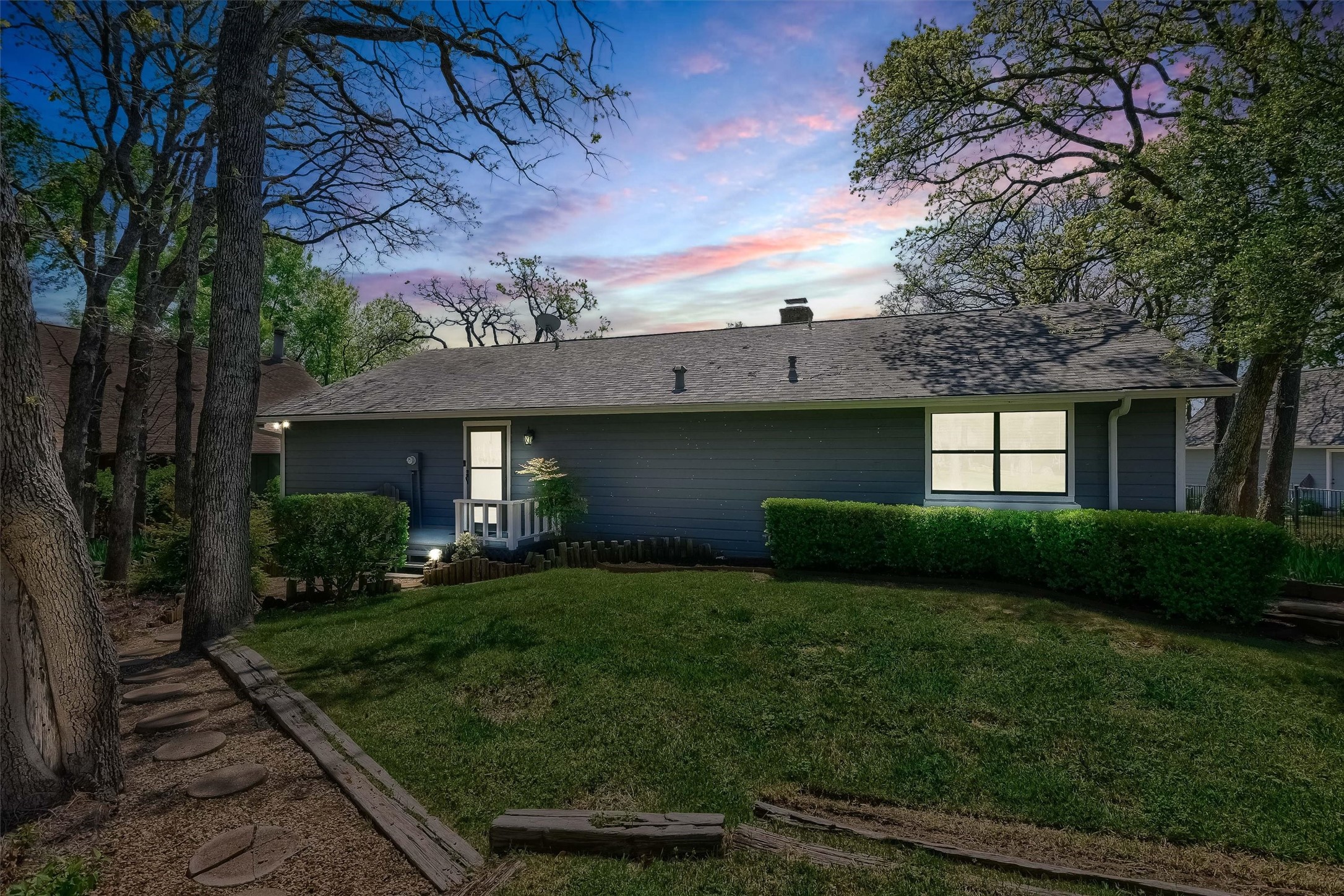 1214 E Kiowa Drive
