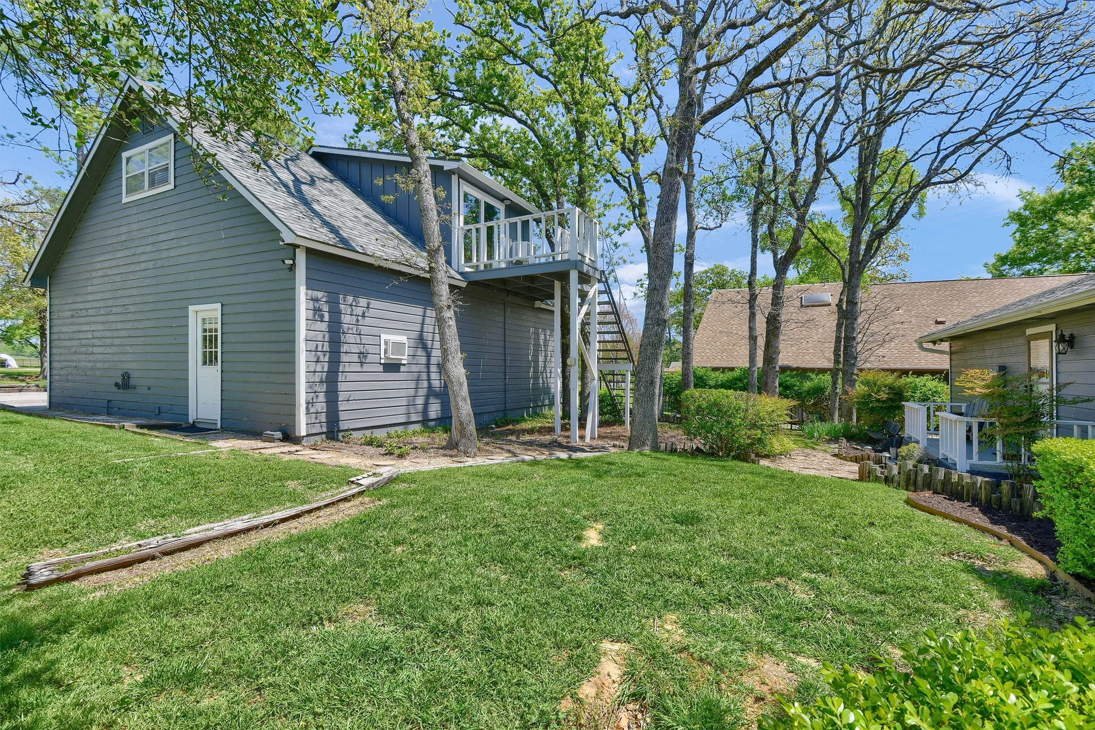 1214 E Kiowa Drive