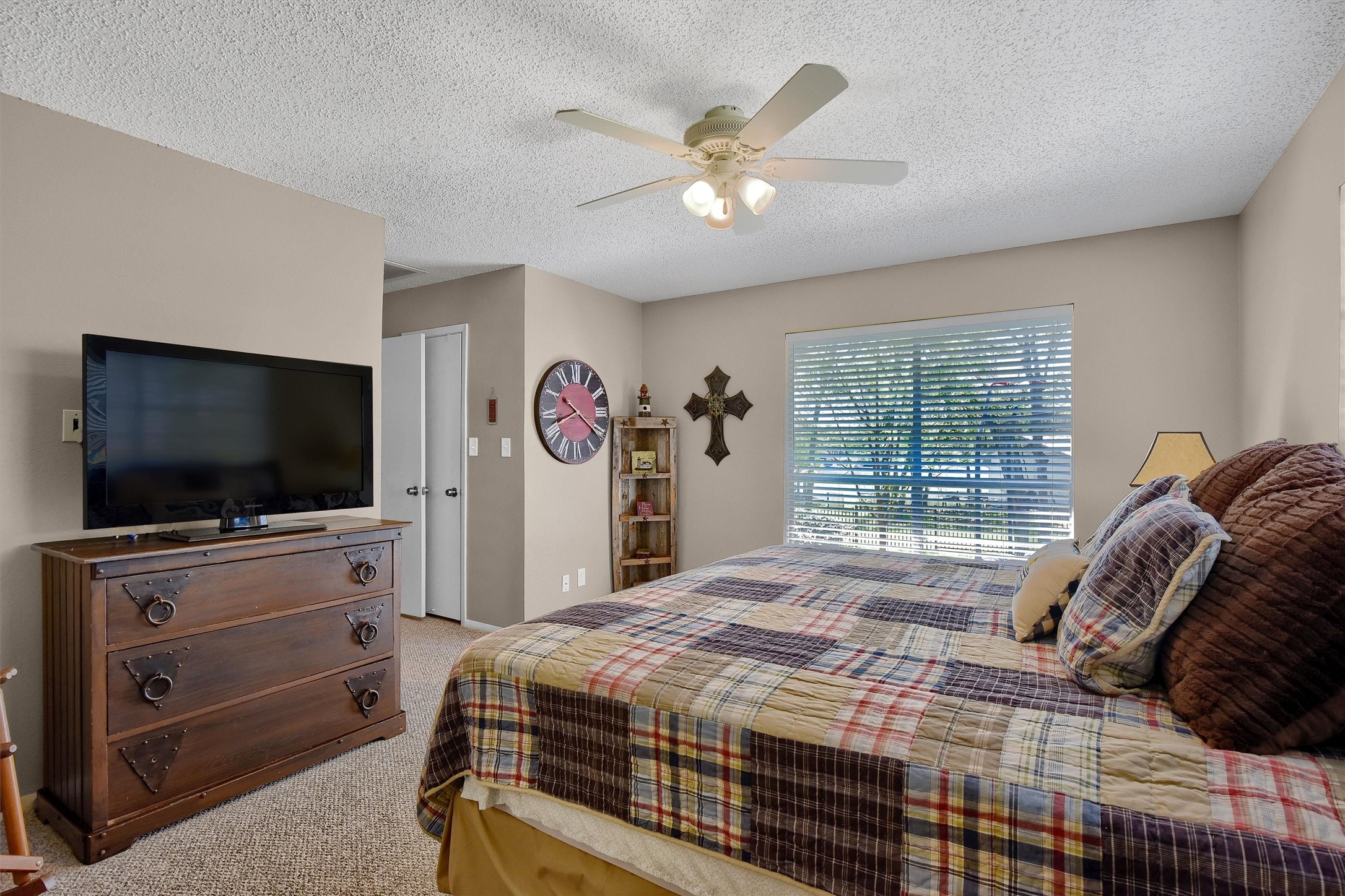 1214 E Kiowa Drive