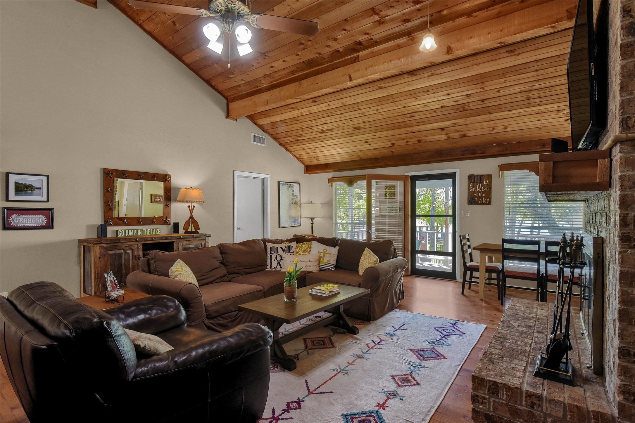 1214 E Kiowa Drive
