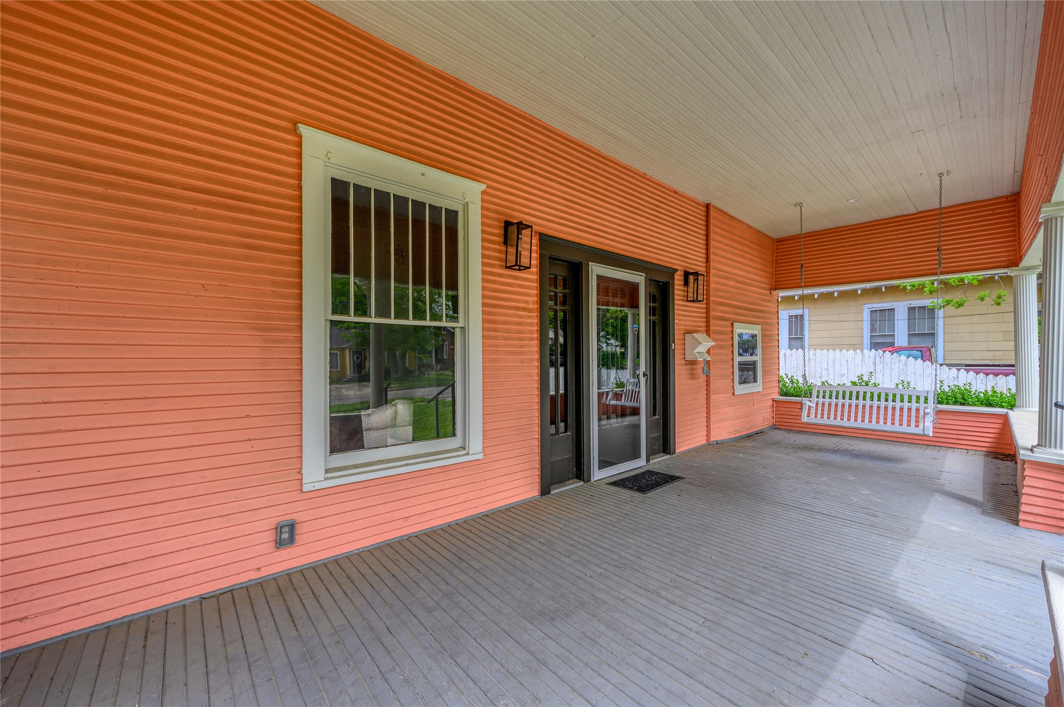 1111 E Houston