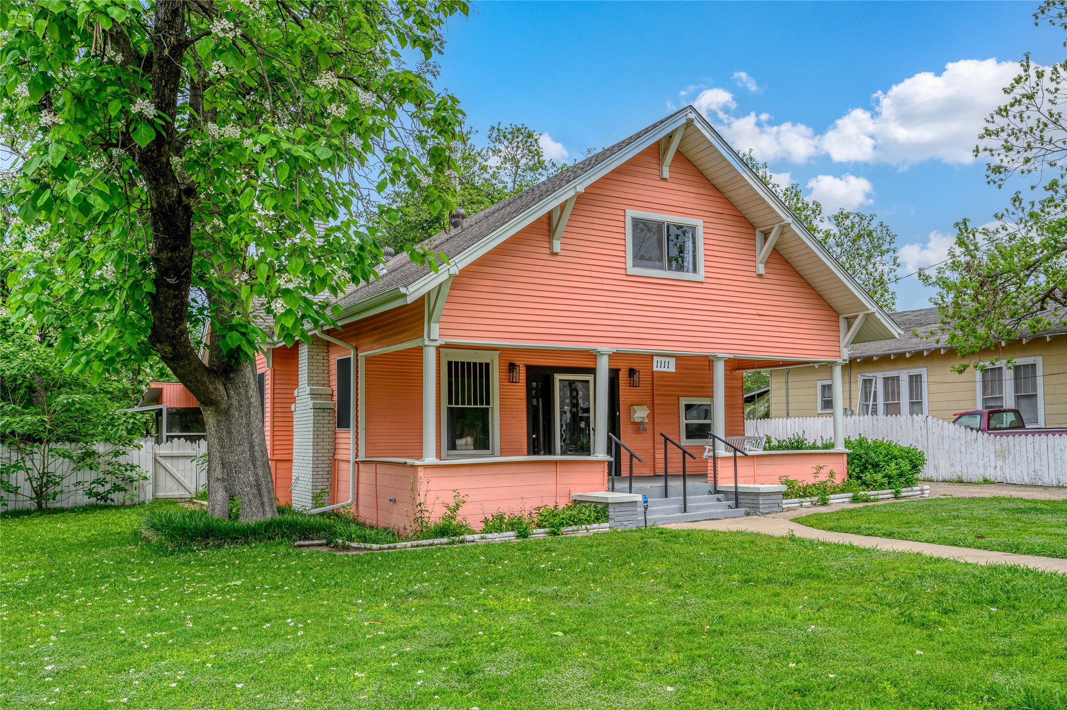 1111 E Houston