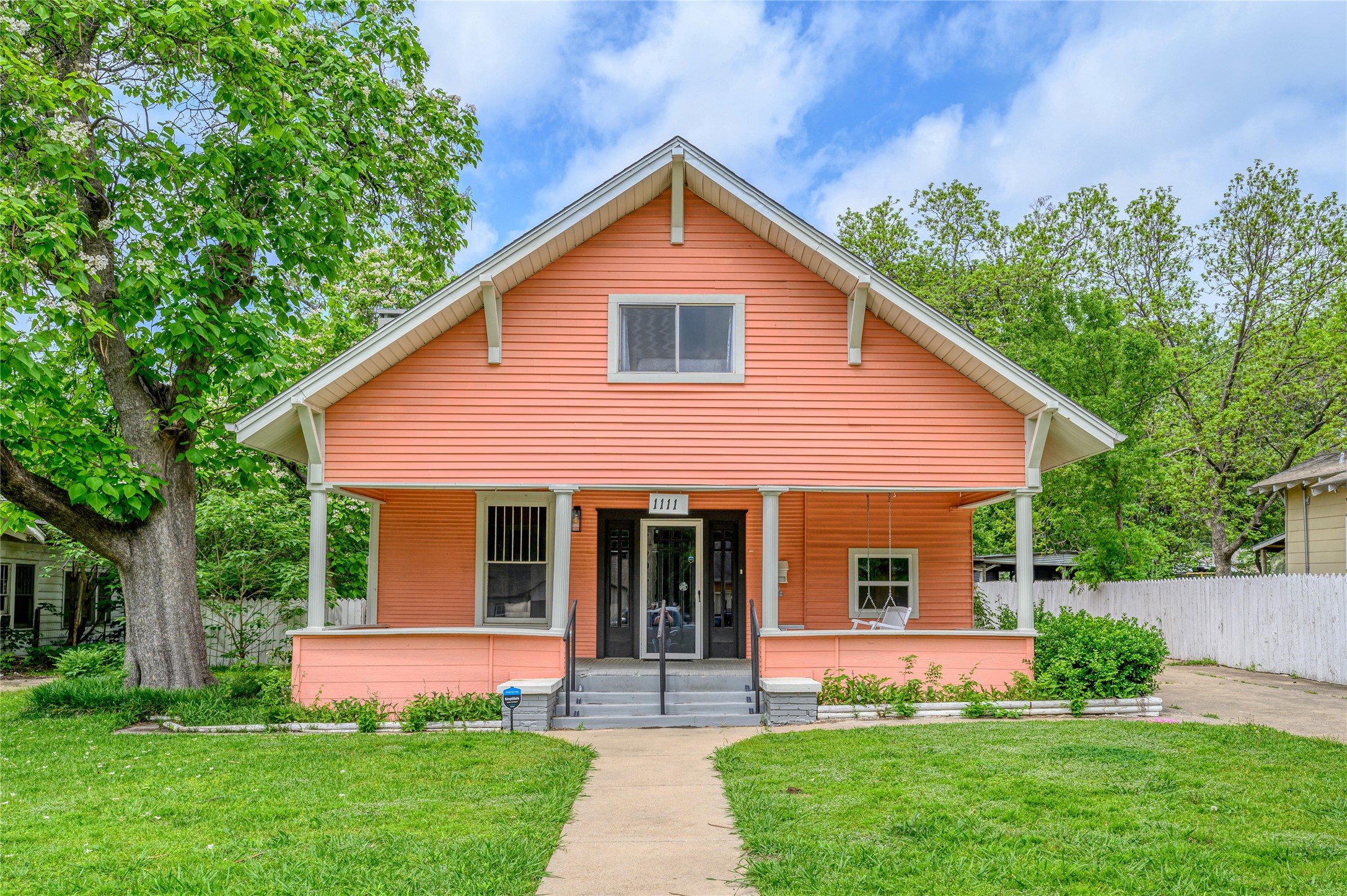 1111 E Houston