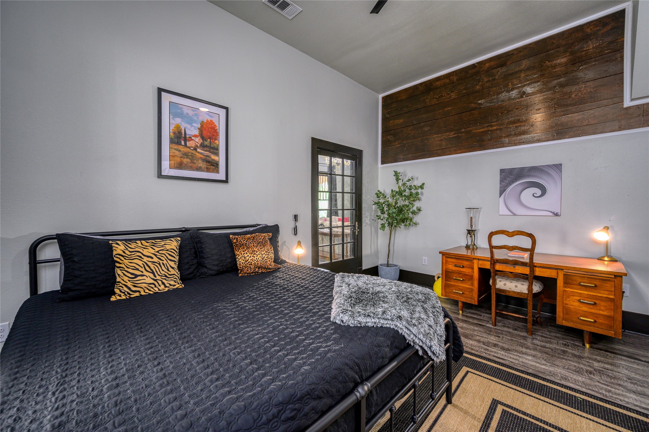 1111 E Houston