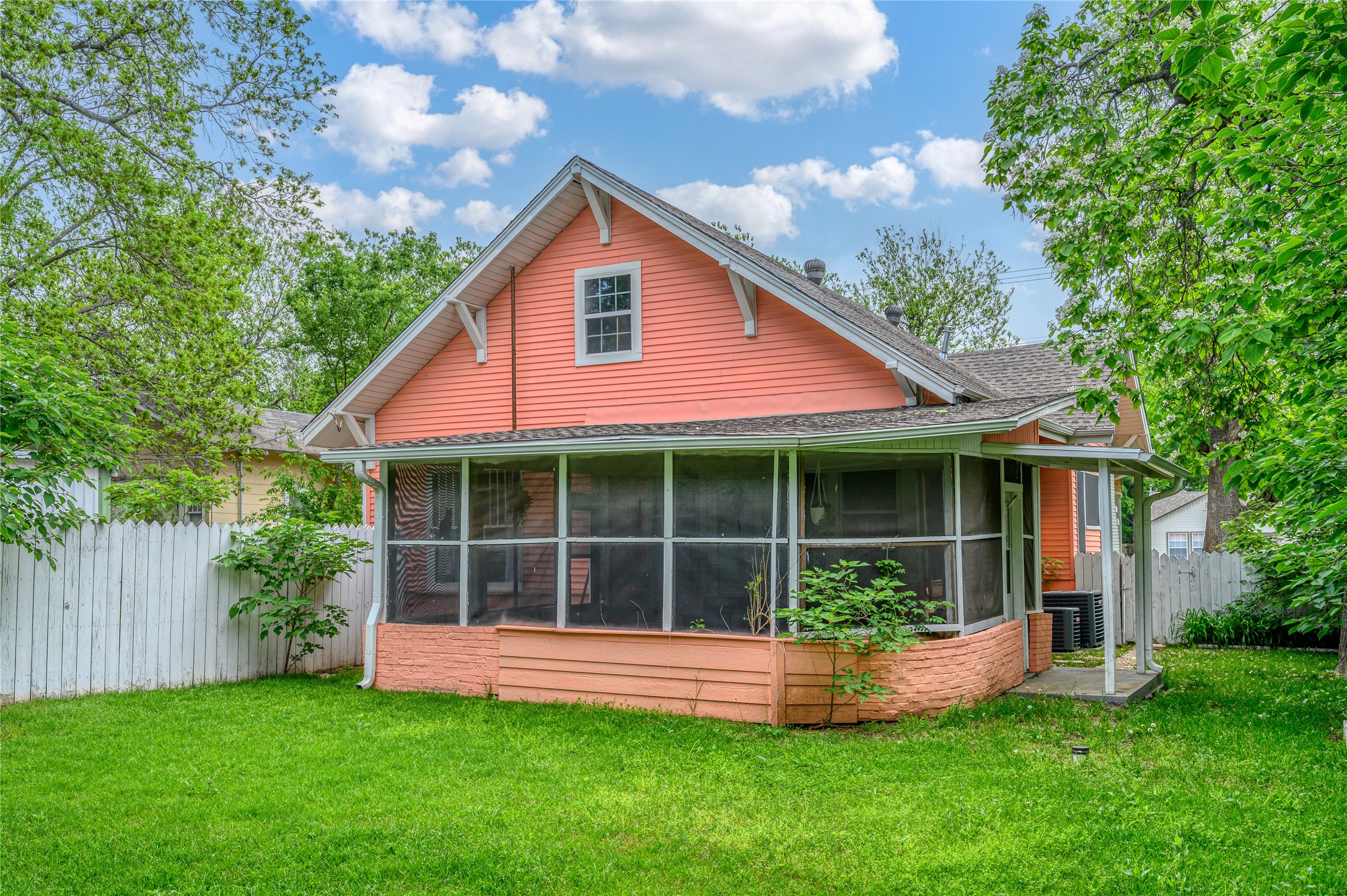 1111 E Houston