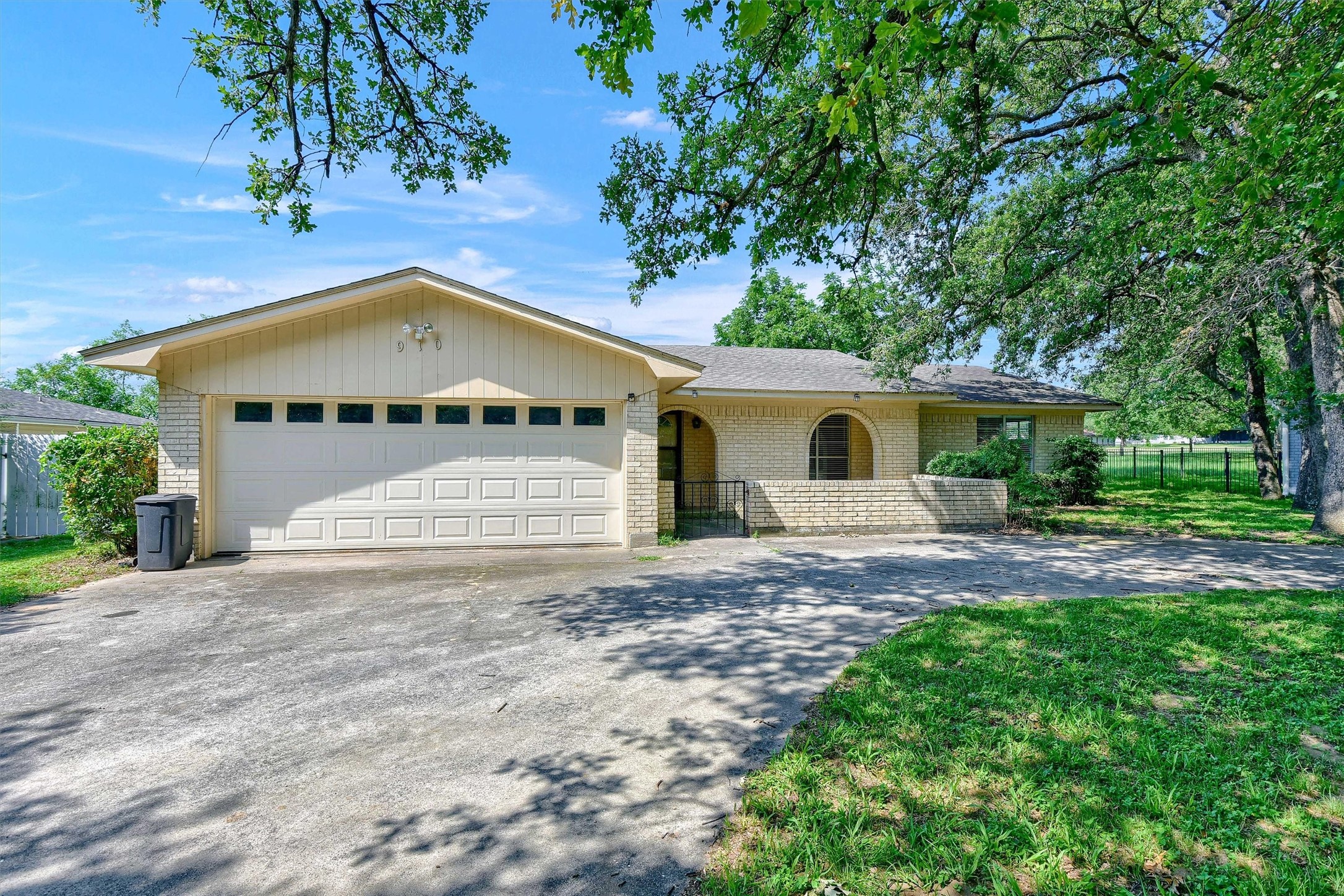 910 Kiowa Drive W