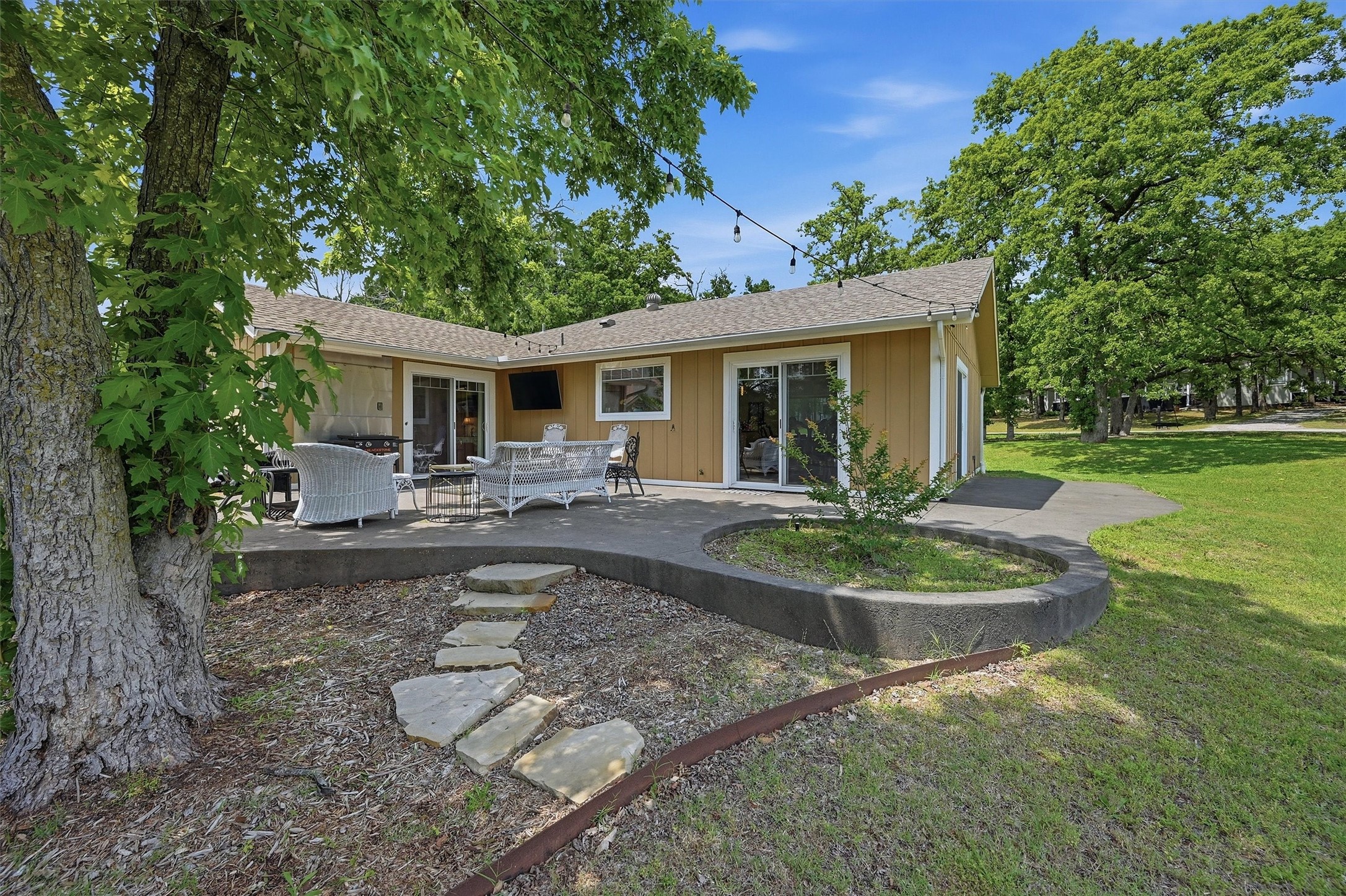 100 Cayuga Cove
