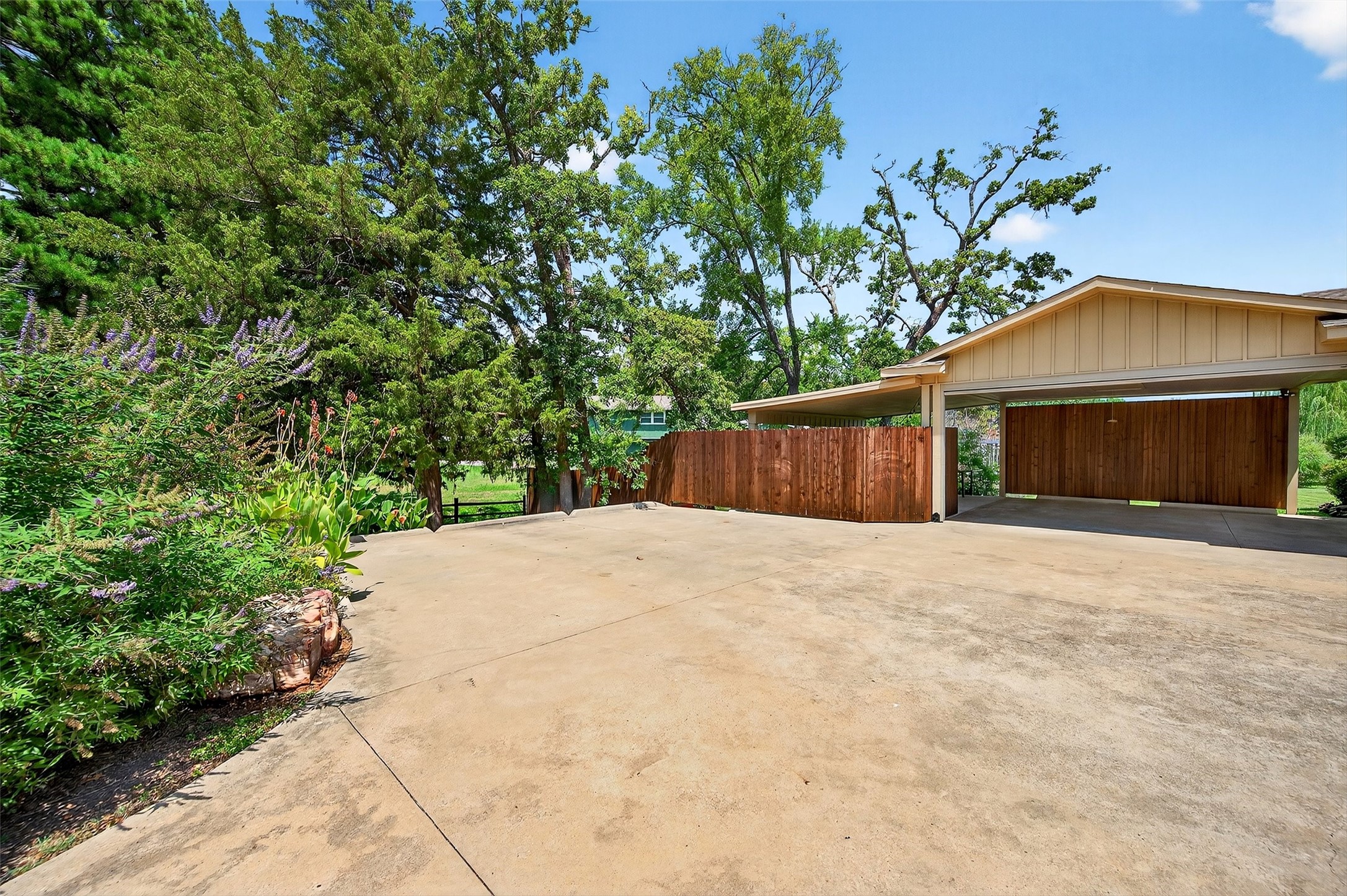 100 Kiowa Drive S