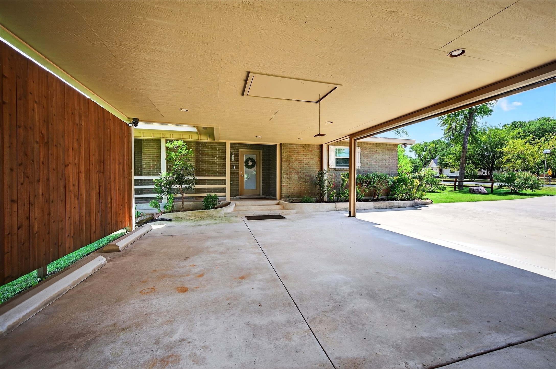 100 Kiowa Drive S