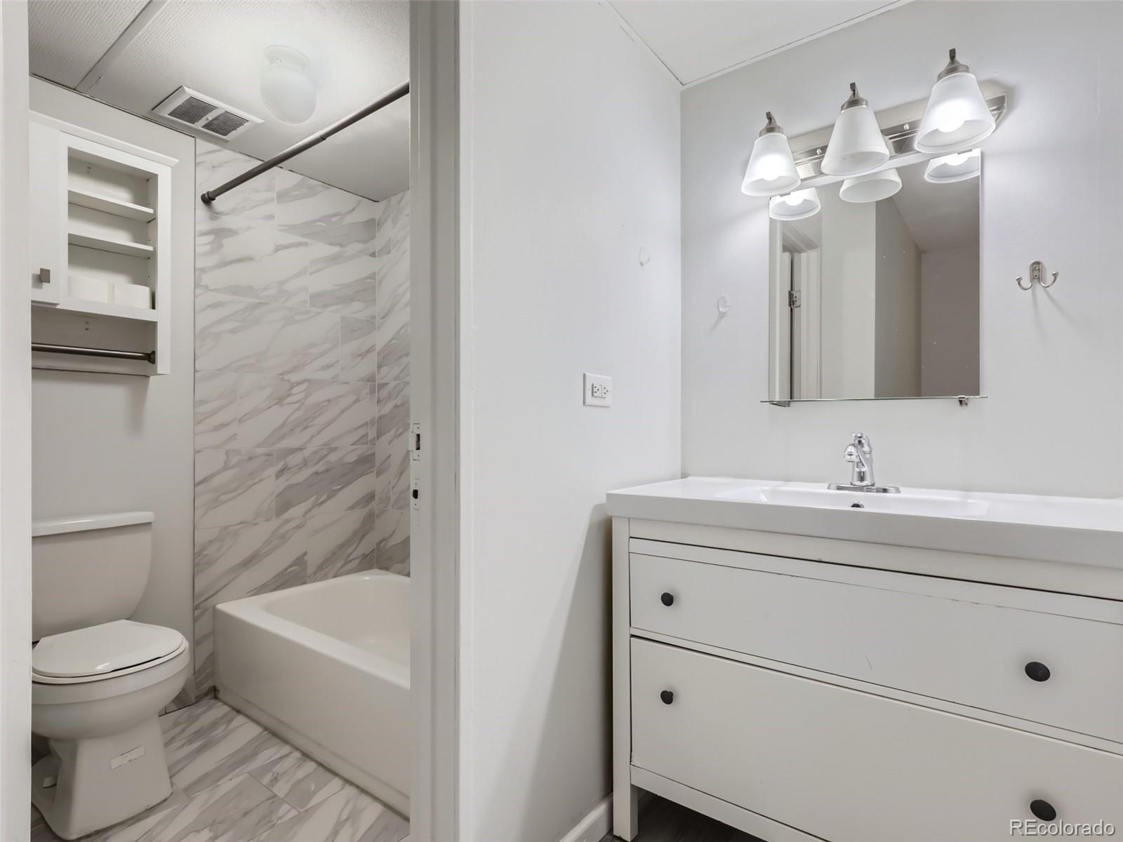 2231 S Vaughn Way Unit: 202B