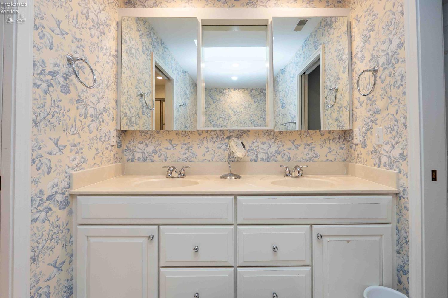 4434 E Harbors Edge Drive